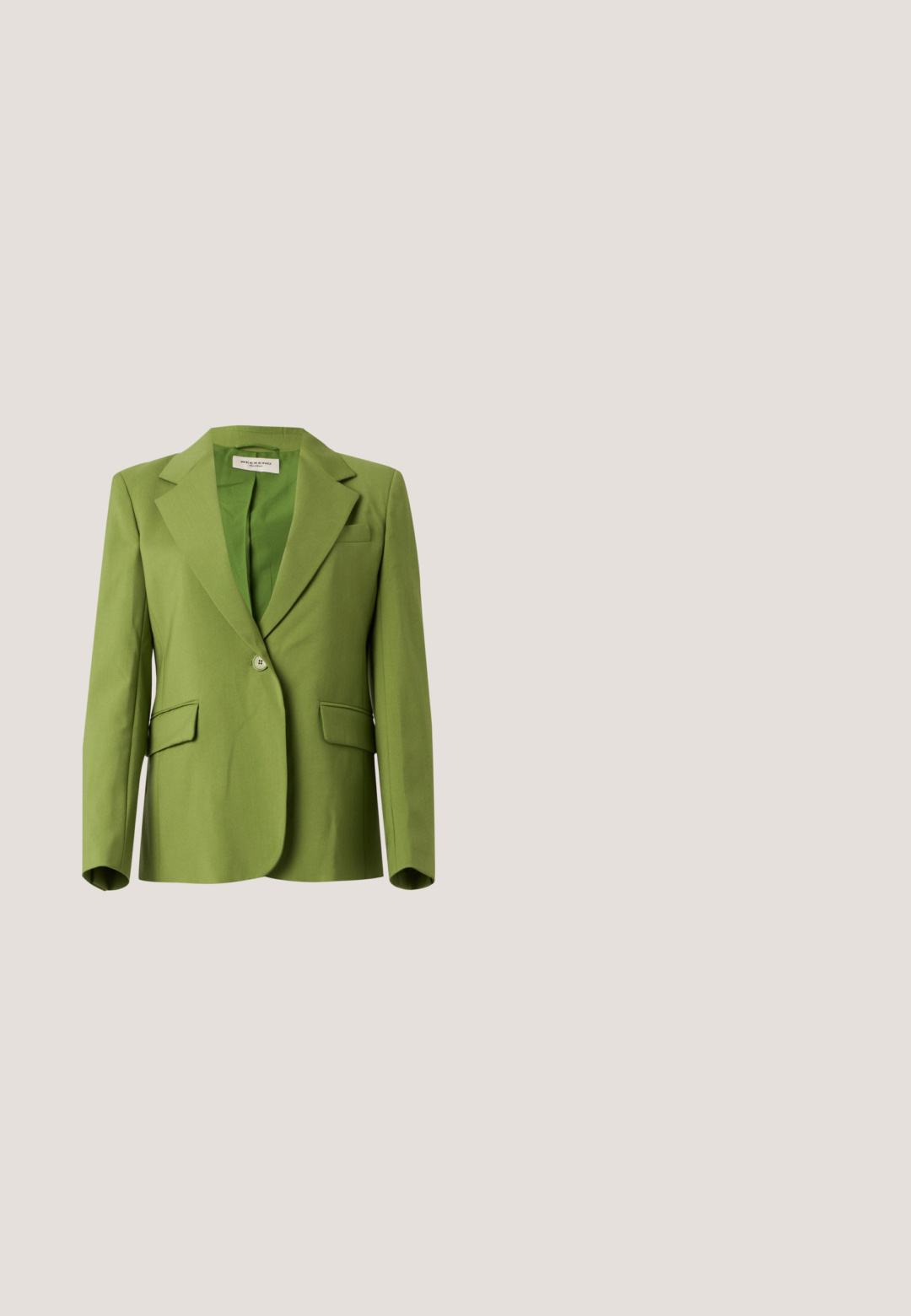 Groene enkeknoopblazer met ingesneden revers, twee klepzakken en een borstpaspelzak, afgebeeld tegen een effen achtergrond.; Witte blouse met lange mouwen, een gespleten halslijn en contrasterende textuurstrepen. Heeft een boxy pasvorm en brede mouwen met witte manchetten.; Witte broek met rechte pijpen, een hoge taille en gladde stof, getoond tegen een effen lichte achtergrond.; Weekend Max Mara RENZA - Klassieke pumps - nudo; Beige zachte leren handtas met een zilveren metalen frame sluiting, een enkele schouderriem en een optionele kettingriem op een witte achtergrond.; Gouden oorringen met een gestructureerd ontwerp en duidelijke strassaccenten. Cirkelvormig met een glad, gepolijst oppervlak.