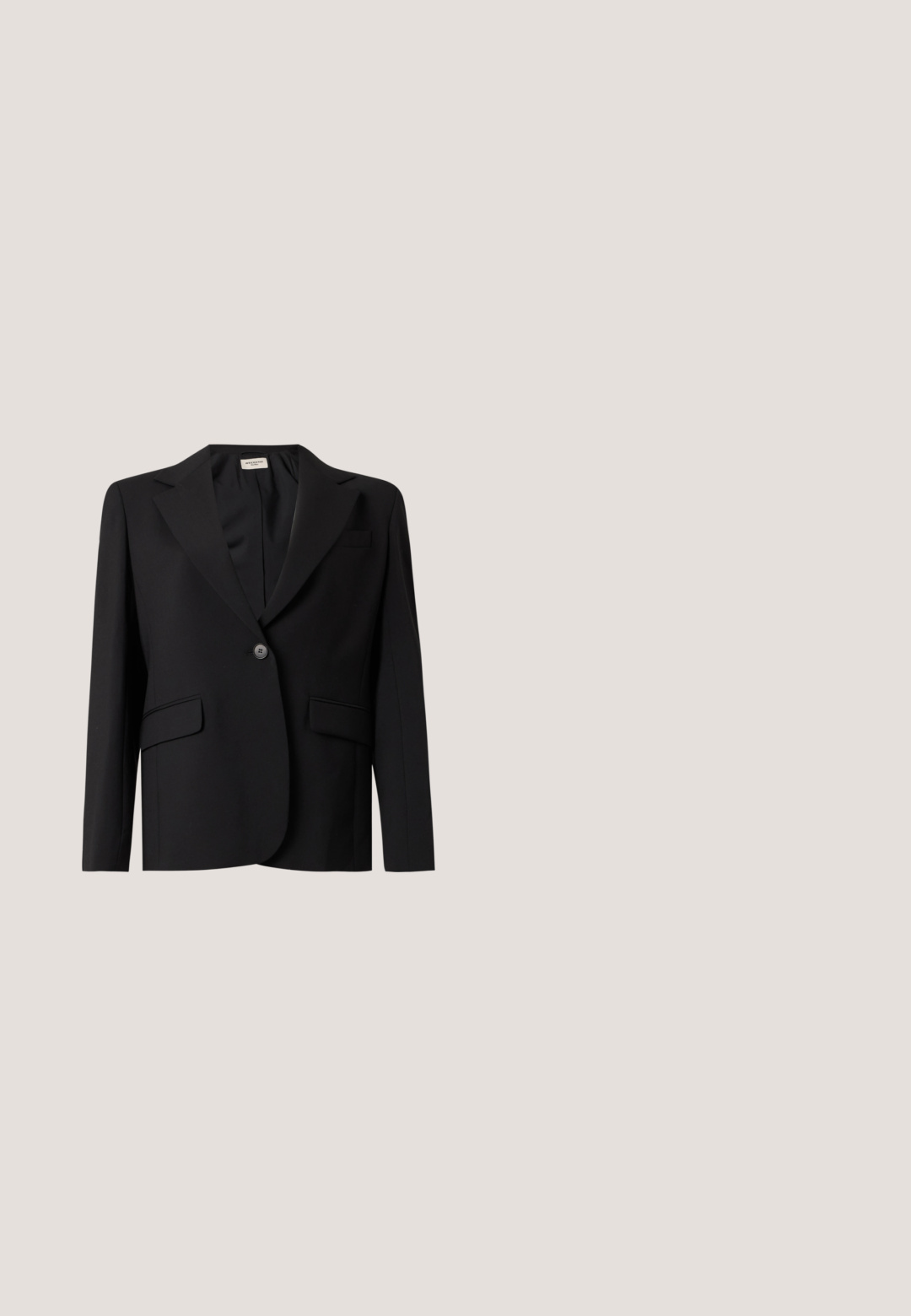 Blazer noir sur mesure avec un bouton unique, revers crantés, deux poches à rabat et une poche poitrine passepoilée, présenté sur un fond uni.; Débardeur en tricot gris foncé sans manches avec col rond, posé à plat sur un fond blanc.; Pantalon noir taille haute à jambes larges avec passants de ceinture et plis sur le devant, présenté à plat sur fond blanc.; Escarpins en cuir noir avec une pointe fine, une bride ajustable et un talon aiguille élégant, présentant une finition lisse.; Sac bandoulière en cuir noir avec rabat, fine bandoulière ajustable et ceinture décorative avec boucle dorée à l'avant.; Paire de boucles d'oreilles en métal argenté en forme de lettre M angulaire avec des tiges arrondies sur fond blanc.