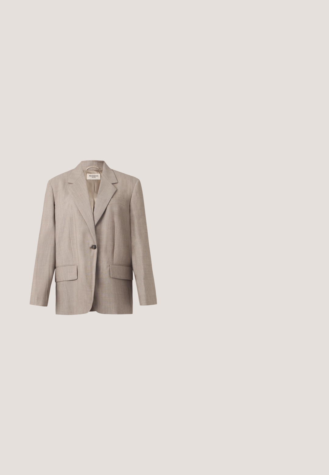 Americana beige con un botón, solapas con muesca, dos bolsillos frontales con solapa y un bolsillo en el pecho, confeccionada con tejido texturizado.; Suéter beige de manga corta tejido con cuello, puños y dobladillo acanalados, extendido plano mostrando la parte delantera.; Pantalones plisados marrones de cintura alta, con un tejido elegante, diseño de pierna ancha y bolsillos laterales, que cuentan con una textura suave y ligera.; Zapato de salón de ante color topo con puntera puntiaguda y tacón cónico sobre fondo blanco.; Bolso de piel marrón con textura, de forma horizontal y con una solapa curvada, detalles en negro y una correa larga asegurada con herrajes dorados.; Pendientes de perno esféricos de oro con un acabado pulido y un pequeño poste. Presentan una textura suave y una superficie reflectante.