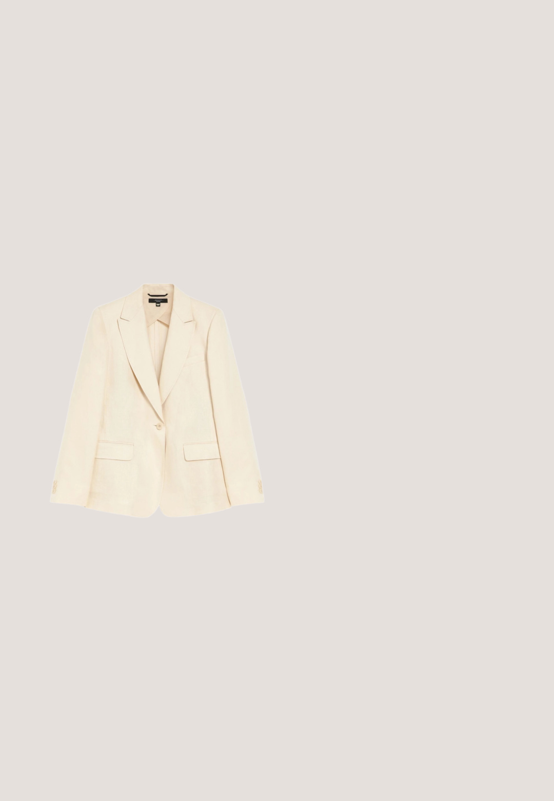Blazer en lin beige clair avec un bouton simple, revers crantés et deux poches avant. Texture lisse et coupe ajustée.; Gilet sans manches en tricot couleur crème avec motif torsadé et col en V.; Chemise beige à manches longues avec boutonnières, poche poitrine et col classique, fabriquée en tissu lisse.; Jupe midi plissée de couleur crème avec une ceinture ajustée, suspendue droite sur un fond uni.; Mocassins en cuir marron avec un design à bout mocassins, coutures visibles et une semelle en caoutchouc épaisse et texturée. Accent en métal doré.; Sac à main en cuir marron avec double anses supérieures, bandoulière amovible, quincaillerie dorée et fermeture zippée, présentant une surface texturée.