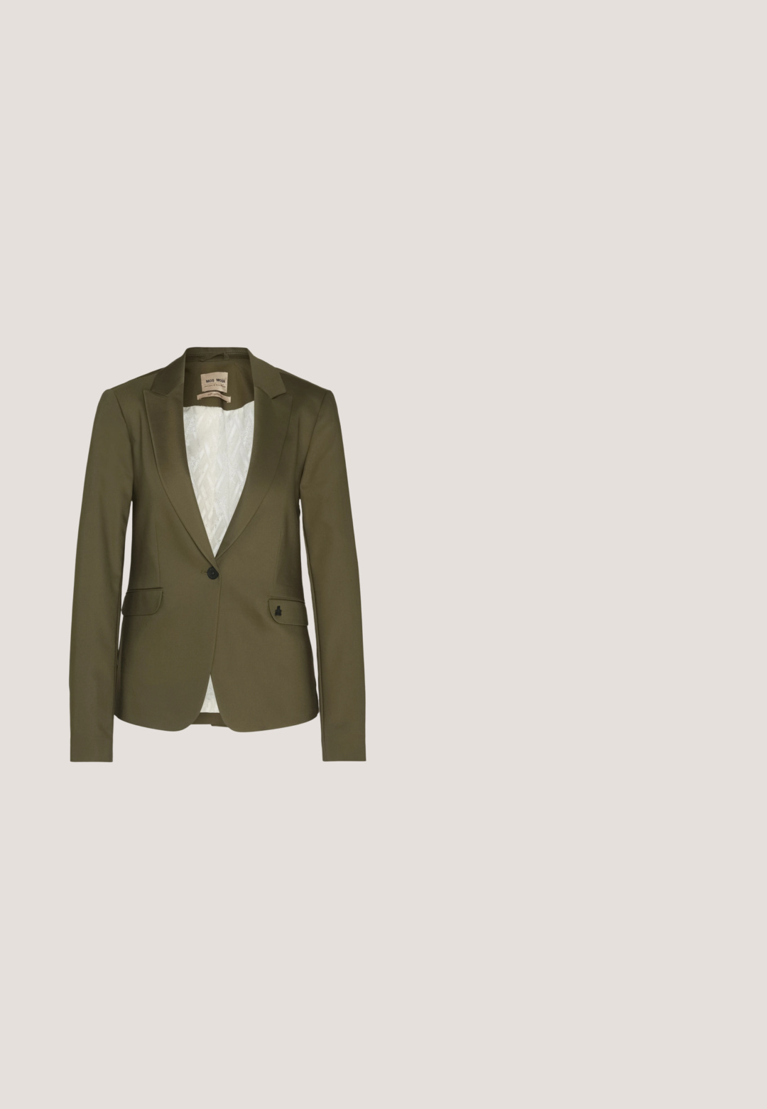 Olijfgroene blazer met een geknipt revers, een enkele knoopsluiting, twee voorzakken en een textuur met een lichte binnenvoering.; Kakigroene geribde tanktop met V-hals, dunne bandjes en kleine metalen ringen die de bandjes aan de top verbinden, getoond tegen een effen achtergrond.; Ragwear TALIN CHEVRON - Broek - dusty green; Apple of Eden CHIUSI - Sandalen - khaki; Anna Field Schoudertas - green; Gouden oorringen met rechthoekige groene edelstenen, vastgezet met pootjes, en versierd met kleine heldere kristallen langs de ring.
