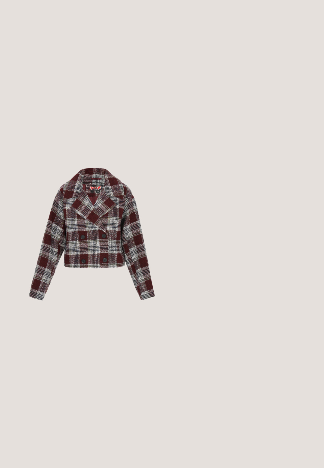 Afklippet dobbeltbrystet jakke i burgunder og hvidt plaidmønster, der har store sorte knapper og en spidset krave. Struktureret stof.; Bordeaux off-shoulder top med puffede korte ærmer, med et struktureret diamantmønster og elastisk halsudskæring og bund.; Rød og sort ternet plisseret nederdel med et struktureret stof. Har en tætsiddende talje og et svungent design med skiftende hvide og grønne linjer.; Dame bordeaux læder slingback hæl med spids tå, lav kitten hæl og dekorativ rynket sløjfe foran.; Bordeauxfarvet læderhåndtaske med flettet håndtag, sløjfedetalje foran og brune læderstropper med små hjerteformede vedhæng.; Røde glasøreringe med en glat, blank overflade. Hver ørering har et spiralmønster med en cirkulær udsparring i midten.