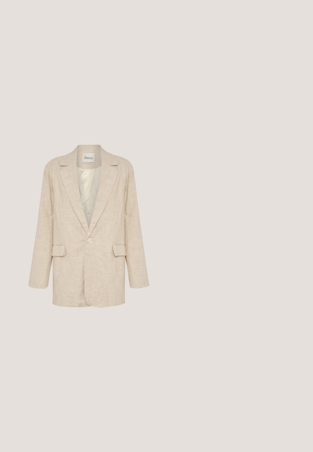 Blazer beige con un botón, solapas con muesca, dos bolsillos delanteros con solapa y forro interior suave.; Blusa crema fabricada en tejido ligero, con un frente con volantes, cuello alto, mangas cortas y cierre de botones.; ICHI IHKATE WIDE PA2 - Pantalones - chocolate torte; Zapato de mujer de cuero beige con tacón bloque, punta afilada y tira en el tobillo con una pequeña hebilla dorada, sobre fondo blanco.; ALDO MANILLA - Bolso de mano - other beige; Pulsera de cadena de oro con acentos en forma de cuadrado y piedras transparentes, cierre de langosta y longitud ajustable con una pequeña etiqueta.