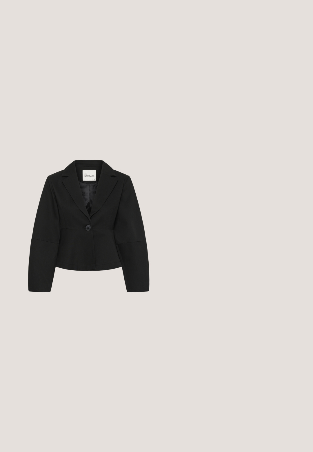Zwarte cropped blazer met lange mouwen, revers met inkeping, sluiting met een enkele knoop vooraan en een zichtbaar binnenlabel met de tekst "My Essential Wardrobe.".; Crèmekleurig kort mouw gebreid poloshirt met dunne zwarte horizontale strepen en een contrasterende kraag en knooplijst met zwarte bies.; Zwarte kokerrok van soepel materiaal, met knielengte, subtiele zijschuif en nette stiksels. Geen zichtbare patronen of beslag.; Zwart leren slingback schoen met een lage kittenhak en een gouden decoratieve gesp op de puntige neus.; Zwarte rechthoekige leren schoudertas met smalle riem, ritssluiting en klein gouden embleem midden voor.; Gouden golfvormige ring met een gladde, glanzende afwerking en open uiteinden, ontworpen met een vloeiende, sculpturale vorm.