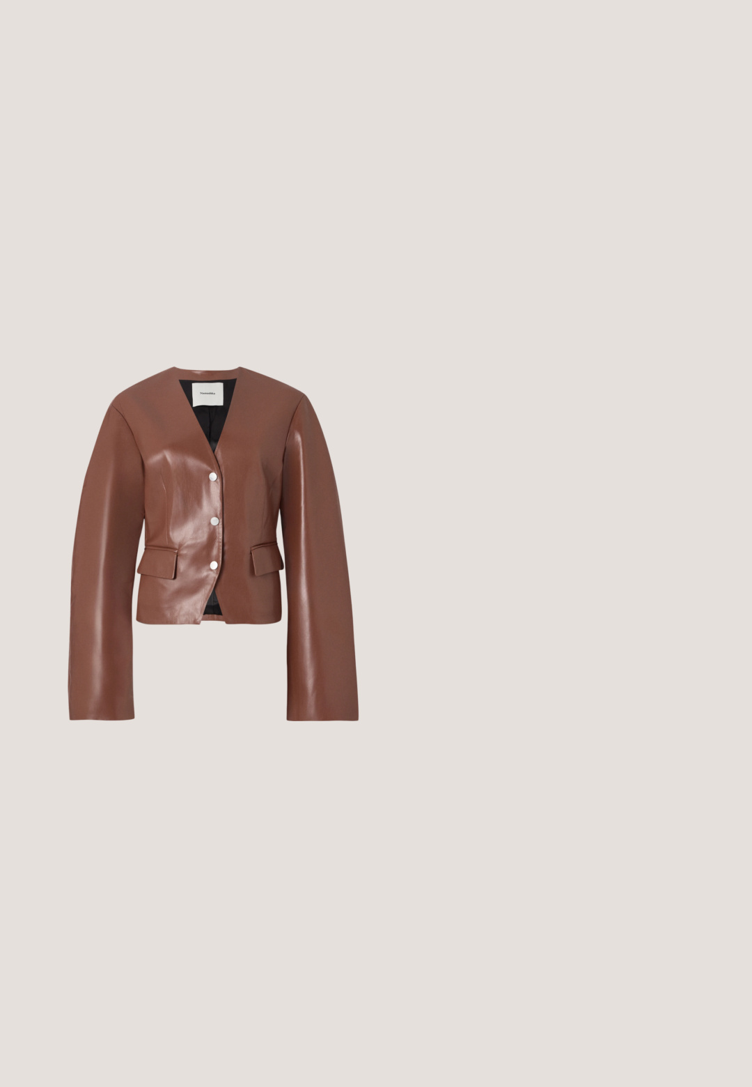 Hnedý blazer z faux kože s výstrihom do V, dlhými rukávmi, predným zapínaním na gombíky a dvoma prednými vreckami. Hladká textura s jemným leskom.; Farebný pletený sveter s výstrihom do V a dlhými rukávmi, so vzorom patchwork v žltých, modrých, červených a sivých tónoch.; Dlhá, splývavá sukňa z ľahkej látky s abstraktným vzorom v zemitých odtieňoch - krémovo biela, jemne oranžová a hnedé škvrny.; Farebná dámska topánka na vysokom opätku s použitím žltej, hnedej, modrej a zlatej lakovanej kože, so štvorcovou špičkou a remienkom na členok. Povrch je lesklý.; Hodvábna šatka zvinutá v strede so dvoma špicatými koncami roztiahnutými von, s abstraktnými hnedými, žltými, modrými a bielymi vzormi.; Hnedá, ružová a béžová kabelka s korálkami s tkaným vzorom, jediný ramienok s korálkami a pripevnená kožená visačka so zlatým príveskom.