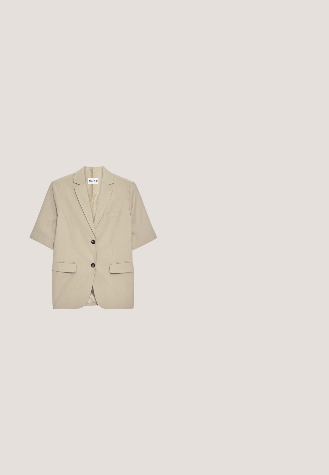 NA-KD SHORT SLEEVE - Blejzer - taupe; Biely bavlnený tielko s okrúhlym výstrihom a širokými ramennými pásmi. Má žíhanú textúru a rovný lem. Štítok je umiestnený na výstrihu.; Svetlomodré rifle s vysokým pásom a širokými nohavicami, so zapínaním na gombík a zips, prednými a zadnými vreckami a opaskovými pútkami.; Biele kožené tenisky s hladkým povrchom, okrúhlou špičkou a plochou podrážkou. Majú šnurovanie a jemné prešívanie.; Béžová kožená kabelka cez rameno s oblým tvarom, nastaviteľným popruhom, zlatým ťahačom zipsu a malým zlatým logom značky blízko spodného stredu.; Zlaté kruhové náušnice s hladkým, zaobleným dizajnom. Obsahujú malý uzáver s pántom, ľahký vzhľad a lesklý povrch.