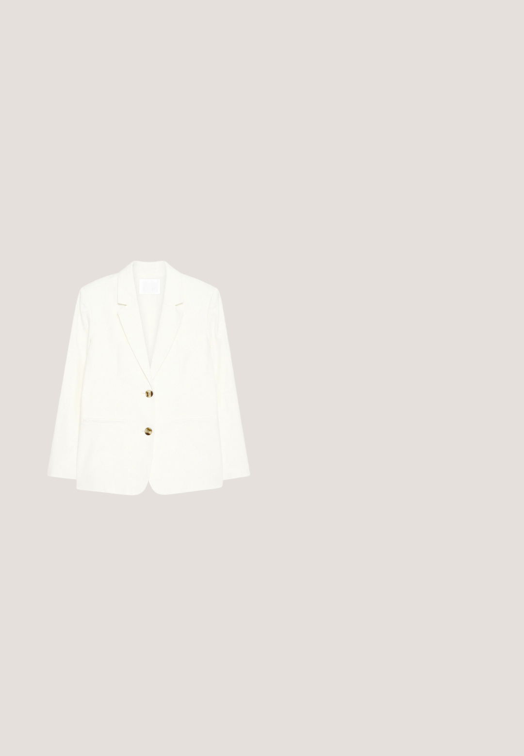 Weißes Blazer mit strukturiertem Design, zwei vorderen Taschen und drei goldenen Knöpfen auf der Vorderseite. Hergestellt aus glattem Stoff.; Weißes Baumwoll-Tanktop mit breiten Schulterträgern, einem runden Halsausschnitt und einer glatten, gerippten Textur. Keine Muster oder Akzente vorhanden.; Hellblaue Jeans aus Denim mit geradem Bein, fünf Taschen und Metallknöpfen am Standardbund.; Weiße Sneakers mit strukturierter Oberfläche, Schnürdesign, abgerundeter Spitze und Branding an der Seite. Verfügen über dezente Nähte und eine Gummisohle.; Beige rechteckige Umhängetasche mit verstellbarem Riemen und Reißverschluss, glatte Lederstruktur, minimalistisches Design.; Paar kleine goldene Creolen mit glattem, abgerundetem Design und Steckverschluss vor weißem Hintergrund.