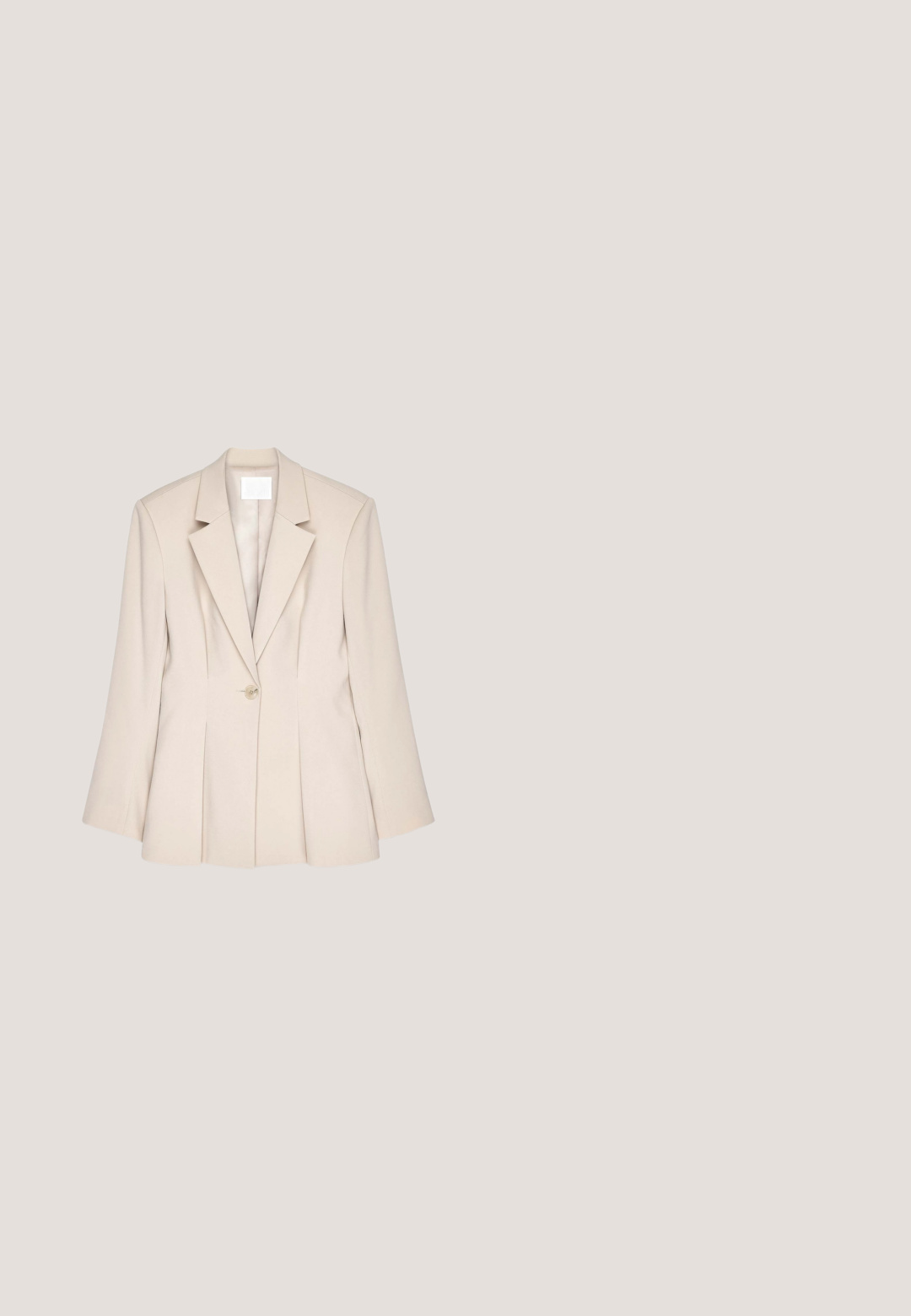 Blazer beige avec des épaules structurées, fermeture à un bouton et plis à l'avant. Tissu lisse et coupe cintrée.; Blouse blanche à manches longues avec un décolleté en V, présentant une texture lisse et de subtiles détails de couture sur le devant, conçue pour une coupe décontractée.; Pantalon beige à jambes larges et taille haute, avec plis devant et poches latérales, adapté pour une tenue formelle ou décontractée.; Chaussure plate en cuir beige avec un design à bout pointu, une forme minimaliste et un petit talon en bois pour la stabilité et le confort.; Petit sac à main blanc avec poignée supérieure, bandoulière amovible et fermoir rectangulaire doré sur la rabat avant.; Collier en or avec un pendentif minimaliste en forme de lettre "Y". Le pendentif est lisse et poli, avec un design géométrique simple.