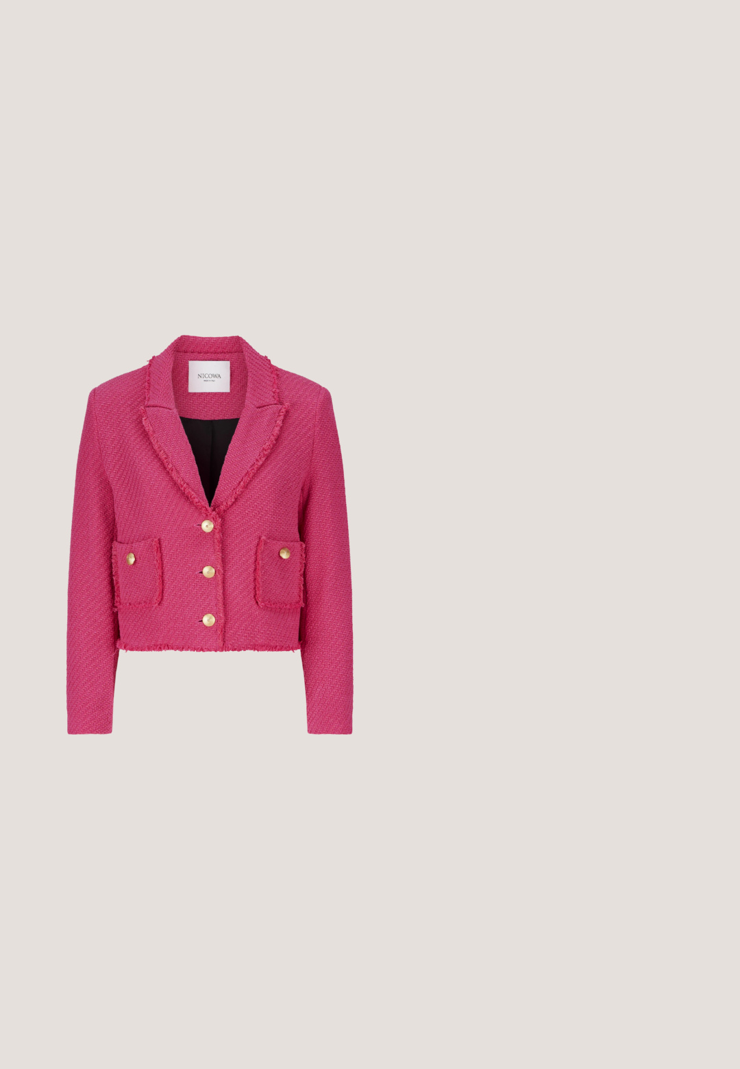 Rosa cropped Jacke aus strukturiertem Stoff, mit Reverskragen, vier goldfarbenen Knöpfen und zwei vorderen Taschen mit ähnlichen Knöpfen.; Rote Bluse mit Blumenmuster, Puffärmeln, hohem Kragen und Schleifendetail. Hergestellt aus glänzendem Stoff mit Muster großer Blumen auf rosa Hintergrund.; Rosa Wildleder-Pumps mit spitzer Spitze und einer Schleife hinten, ausgestattet mit einem dünnen, hohen Absatz und einem glatten Innenfutter.; Rosa Sonnenbrille mit rechteckigen Gläsern, ausgestattet mit einem soliden Rahmen und dunkelrosa getönten Gläsern. Enthält kleine Sternakzente an den Seiten.; Hellrosa rechteckige Leder-Umhängetasche mit goldener Kettenriemen und goldener Verschlussklammer an der vorderen Klappe.; Rosa schmetterlingsförmige Ohrringe aus Emaille mit glänzender Oberfläche, versehen mit goldfarbenen Akzenten und einer strukturierten Oberfläche.