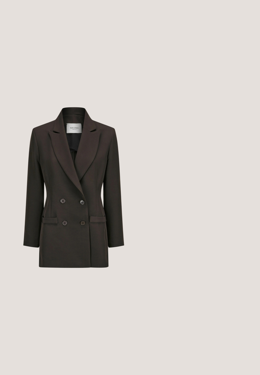 Dubbelborstige bruine blazer met een opstaande kraag, twee voorzakken en zwarte knopen. Glad textuur en een getailleerde pasvorm.; Zwarte aansluitende mouwloze tanktop met ronde hals en stoffen label binnenin de kraag met de tekst "PART TWO".; Donkerbruine op maat gemaakte broek, gezien van achteren, met riemlussen en twee horizontale paspelzakken.; Slingback hakken met luipaardprint, een puntige neus, zwarte lakaccenten en een lage kittenhak. Bovenwerk van stof met een gestructureerd patroondetail.; Taupekleurige leren Furla handtas met een enkele afgeronde handgreep en klapsluiting, met een gestructureerd voorvlak en klein merklogo.; Zilveren ring met een marquise-vormige roze edelsteen vastgehouden door vier klauwen; gladde band, minimalistisch ontwerp, 925-stempel zichtbaar aan de binnenkant.