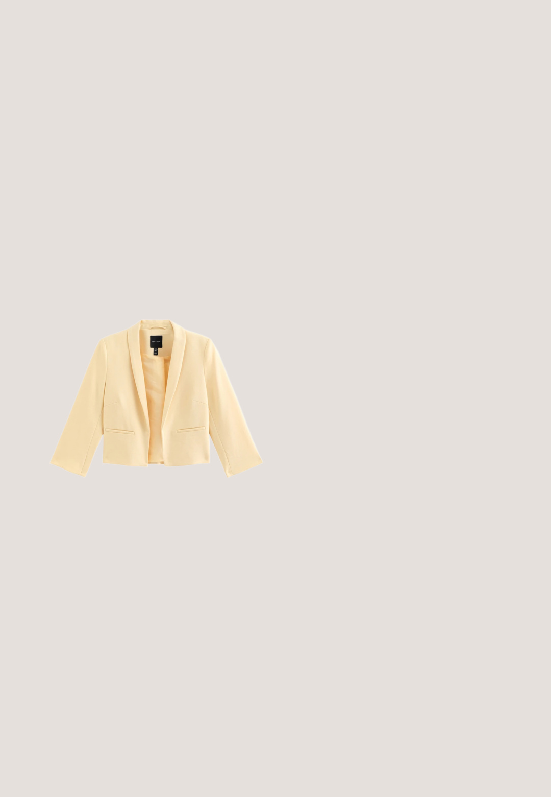 Blazer cropped para mujer de color crema con mangas largas, cuello con solapa tipo muesca y dos bolsillos frontales con abertura, presentado sobre un fondo blanco.; Vestido amarillo de capas con un diseño fluido, que presenta tirantes finos y una parte trasera fruncida. Acentuado con un detalle de flor en los tirantes.; Zapato de tacón alto de punta puntiaguda con encaje crema, con un pequeño lazo en la parte delantera y un tacón de aguja delgado.; Gafas de sol de forma cuadrada con montura de un suave rosa translúcido y lentes oscuros con degradado, reposando sobre una superficie blanca.; Bolso de hombro acolchado color crema con asa trenzada y correa larga desmontable, con pequeño logo dorado de Guess en la solapa frontal.; Pulsera de cadena de oro con un pequeño acento plateado en forma de mancuerna, adornada con piedras transparentes, cierre seguro y etiqueta con el logo.