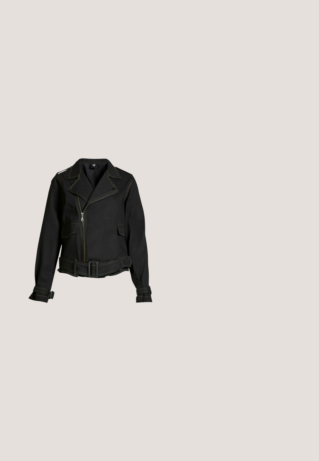 Sort kort jakke med sølvlynlås, bælte i taljen, knappede lommer med klap og matchende manchetter, der har kontrastsyningsdetaljer.; Brun T-shirt med korte ærmer, rund halsudskæring og løs pasform, lavet af blødt stof, med få sømme og enkelt design.; Mørkegrå denimjeans med en afslappet pasform, der har fem lommer, knaplukning og diskret fading forann og bagpå.; Grå faux suede cowboystøvle med spids tå, dekorative udskæringer og en stablet hæl. Har en pull tab for nem påtagning.; Mørkebrun rektangulær skuldertaske med lange håndtag, forreste lynlåslomme, justerbar sidelæderrem og diskrete metal accenter.; Runde stud øreringe med en hvid opalsten med en glitrende, iriserende finish, sat i en fire-prongs sølvmetalindstilling.