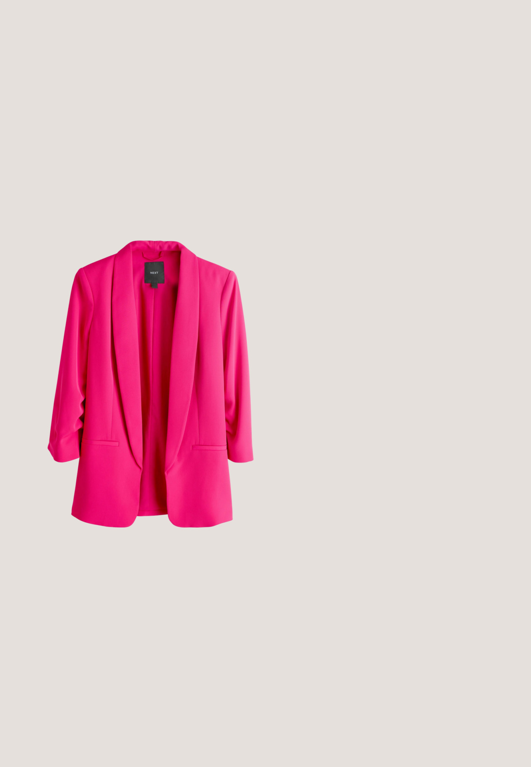 Lyserød dameblazer med sjalskrave og to forlommer, trekvartlange ærmer, fra mærket NEXT.; En-delt badedragt i klar pink, med brede volangdetaljer på skuldrene og en glat, tætsiddende pasform. Blødt, strækbart stof.; Pink mininederdel med en tekstur dækket af pailletter og en ensfarvet linning. Pasformen er tætsiddende og glat, hvilket fremhæver pailletternes glans.; Bettina Vermillon JANET - Højhælede sandaletter / Højhælede sandaler - fuxsia; Lyserød lædertaske med en trekantet form, der har en rhinsten-hjerte detalje på fronten og et slankt håndtag med hjerteformede metalbeslag.; Lyserøde blomsterøreringe lavet af plastik med lagdelte kronblade i gradient nuancer, accentueret med rhinsten og en central ædelsten.