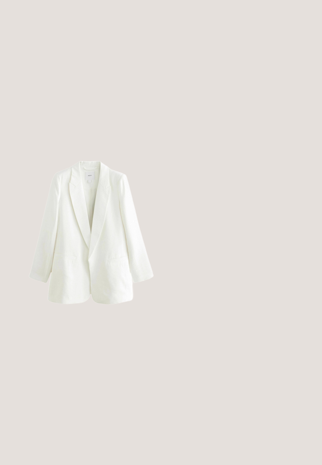 Blazer de lino blanco con solapa de muesca, cierre de un solo botón y dos bolsillos frontales. Presenta un corte relajado y mangas largas.; Vestido largo y suelto con un profundo escote en V, mangas acampanadas y vibrantes patrones de hojas tropicales en tonos de teal, dorado y verde sobre un fondo claro.; Alpargata cuña de lona beige con plataforma de yute trenzado y lazos para atar en el tobillo de tela a juego.; Gafas de sol redondas de carey con lentes marrones degradados y varillas delgadas colocadas sobre una superficie blanca.; Bolso rectangular tejido de paja con asas de cuero marrón y laterales con flecos, con una pequeña etiqueta frontal.; Pendientes de aro retorcido de oro con un acabado brillante y cierre seguro. Diseño ligero, forma circular y textura suave.