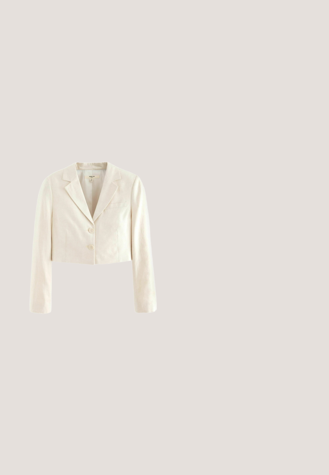 Afklippet beige blazer med klippet revers, to forreste knapper, én brystlomme og strukturerede lange ærmer i tekstureret stof.; Beige, knap-frakke midi kjole med korte ærmer, krave, en brystlomme og et matchende stofbælte. Glat, bomuldsagtig tekstur.; Hvid læder platform sandal med flettet jute sål, guld spænde ankelrem og krydsede front stropper på ensfarvet baggrund.; Runde solbriller med en gennemsigtig amber-ramme, skildpadde-accenter og sorte metalarme; gradient brune linser.; Flettet stråtaske med brune læderhåndtag og kant, med rund bund og aftagelig skulderrem.; Guld kæde med forlængerede led og en enkelt uregelmæssig perlecharme, der viser en glat, skinnende overflade og naturlig tekstur.