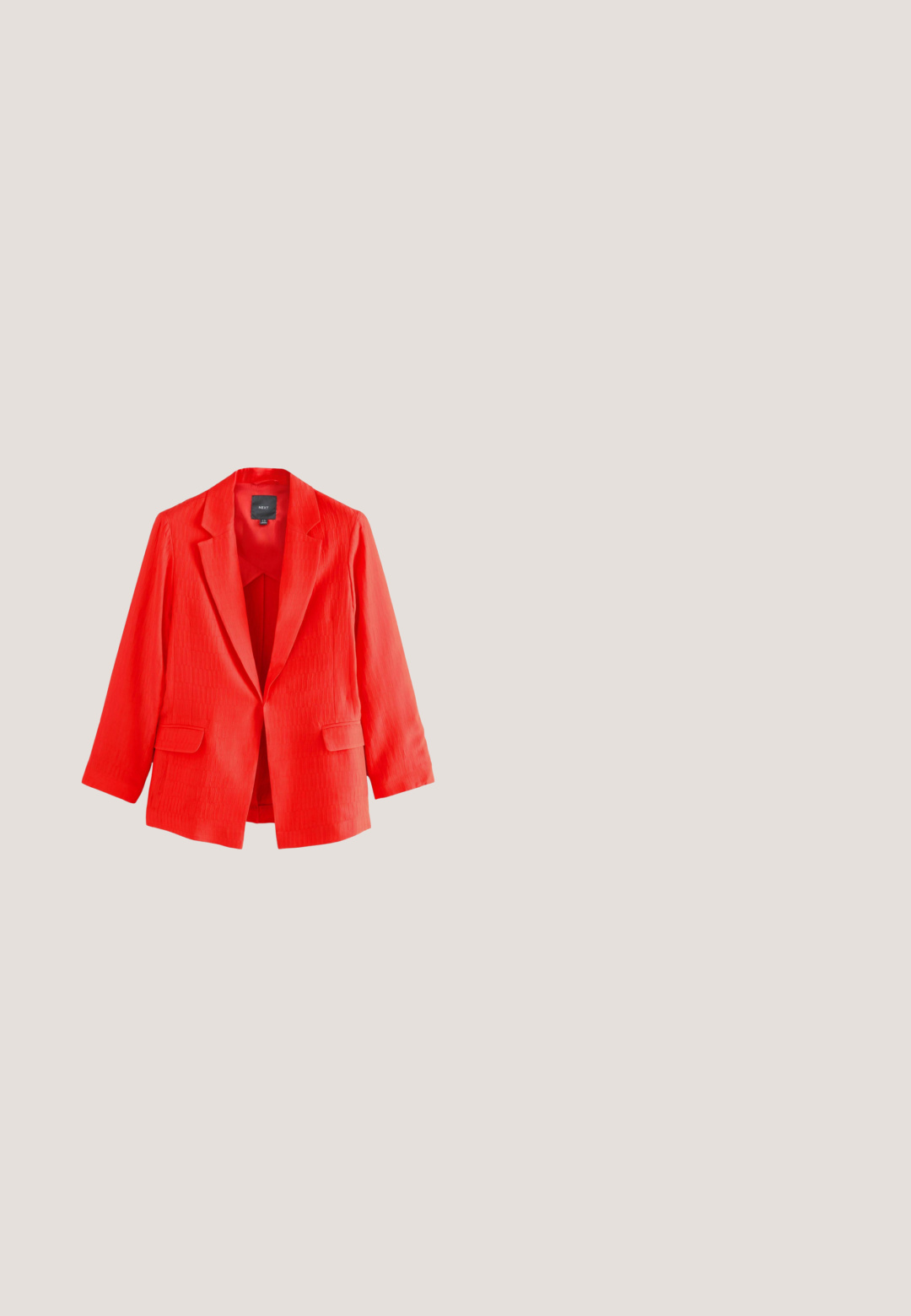 Blazer texturé rouge avec un col à revers, une poche simple et une doublure lisse. L'étiquette à l'intérieur indique "NEXT." Le tissu présente des rayures verticales.; Blouse rouge ample en tissu doux. Dotée d'un col large, de manches longues, d'ouvertures latérales et d'un détail à nouer à l'ourlet.; Pantalon à jambes larges avec de grandes formes de pommes rouges sur un fond bleu clair, doté d'une taille élastique.; Chausson plat en imprimé léopard avec un bout pointu, une texture en daim et un accent en métal doré sur le devant. Semelle en caoutchouc noire.; Sac d'épaule en cuir rouge avec une structure rigide, un corps plissé et une fine sangle ajustable, sur un fond uni.; Collier en chaîne dorée avec des maillons circulaires espacés uniformément, chacun présentant une perle centrale, disposé sur un fond clair.