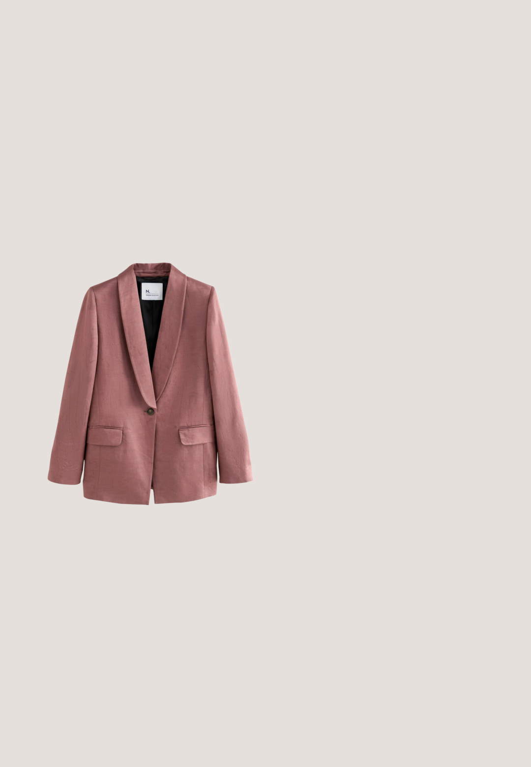 Roze linnen blazer met een gladde textuur, scherpe revers en een donkere, gestructureerde knop met vier gaten.; Zwarte maxi-jurk met strikbandjes, vierkante halslijn en gelaagde ruffle-design. Gemaakt van lichtgewicht stof met een gladde textuur.; Zwarte leren sandaal met hoge hak, vierkante neus, twee voorste bandjes, enkelriem met gouden gesp en stevige blokhak.; Zwarte cat-eye zonnebril met een verloop van bruine lenzen en glanzende gouden accenten op het montuur. Gladde kunststof materiaal met een gestroomlijnd ontwerp.; Zwarte geweven leren handtas met een bamboe handvat, gouden logo, gevlochten schouderband en een gestructureerde vorm met een klep aan de voorkant.; Gouden armband met een bedel van een zwart klavertjevier en een verstelbare sluiting met een kleine bedel in de vorm van een vogel.
