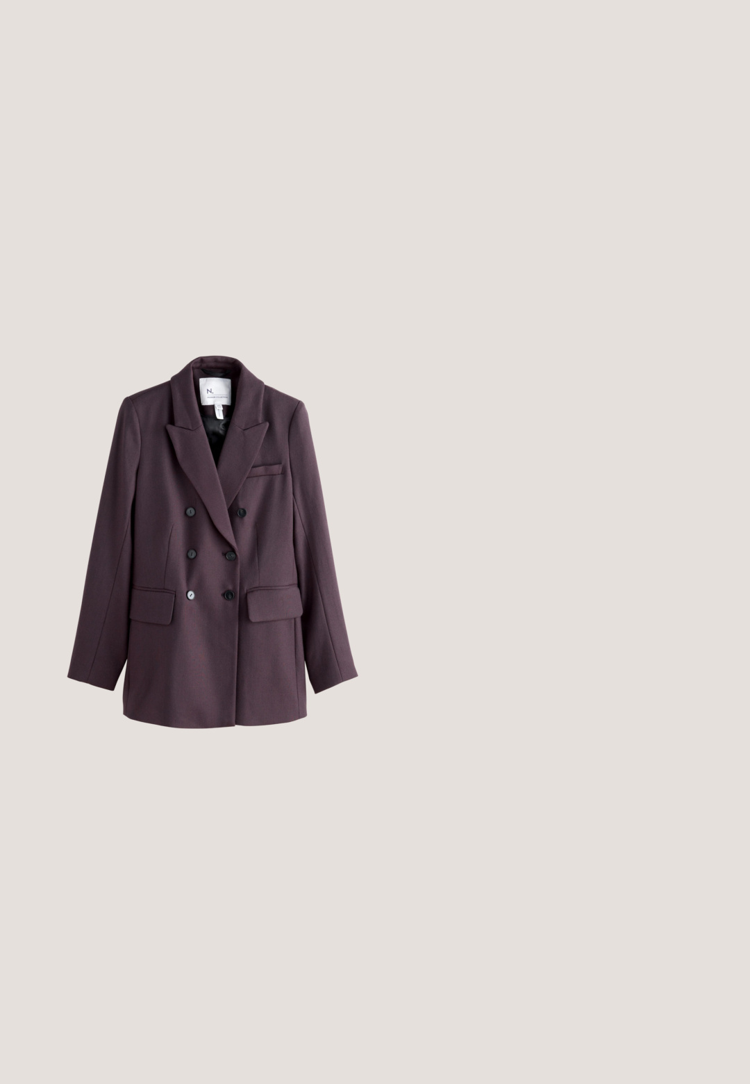 Mørkelilla dobbeltbrystet blazer med hakkede kraver, seks sorte knapper, to klaplommer og en brystlomme, vist på hvid baggrund.; Langærmet ribstrikket sweater i mauve med rund hals og tætsiddende pasform.; Bukser med fiskebensmønster i en burgunder og hvid farveskala, med en enkelt sort knaplukning ved taljen.; Brune ruskinds loafers med en lav sort hæl og samlet detaljering foran. Glat tekstur, rund tå og minimalistisk design.; Stor mørkebrun ruskind skuldertaske med bred rem og blød, slasket form, vist mod en hvid baggrund.; Justerbar halskæde med skiftevis mørke og lyserøde perler på en sort snor med glidende knude og perleender.