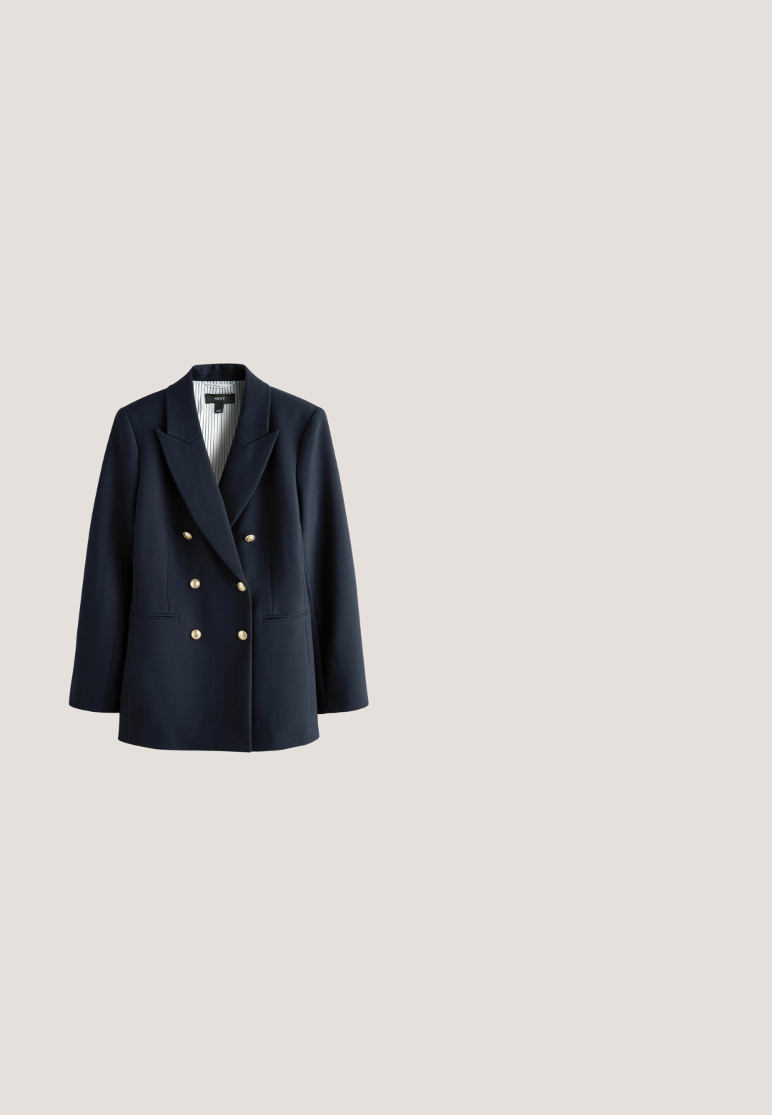 Navy blazer van textuurstof met een dubbelgebreide ontwerp, voorzien van zes gouden knopen met reliëf en een zijzak.; Wit kabelgebreid mouwloos trui-vest met blauw gestreepte V-hals en Polo Ralph Lauren Wimbledon-logo op de borst.; Lichtgroen overhemd met lange mouwen, knopen, kraag en klein geborduurd logo op de linkerborst.; Marineblauwe geplooide midirok met een aangesloten tailleband, gelijkmatig verdeelde verticale plooien en een vloeiende A-lijn silhouet.; Bruine leren loafer met lage houten hak, klassieke pennyriem en gestikte details langs de neus en zijkanten.; Bruine leren tote bag met afgeronde handvatten en een klein gouden RLL-logo, gecentreerd vlakbij de bovenkant aan de voorkant.