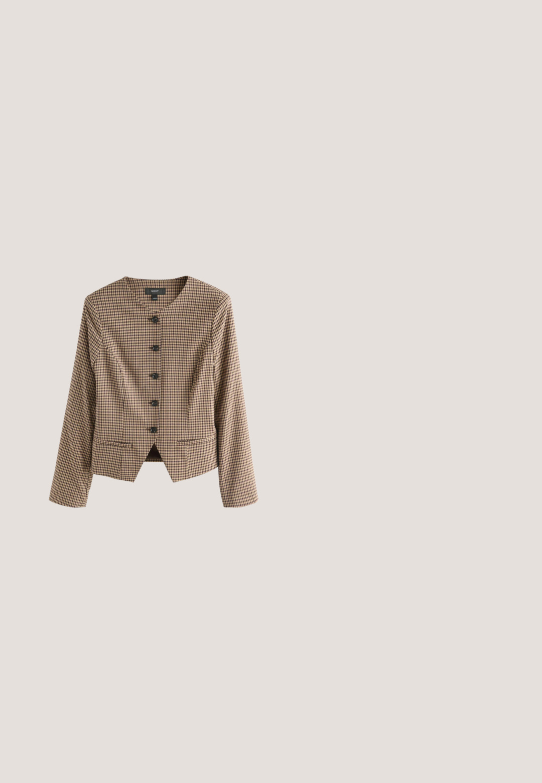 Chaqueta marrón a cuadros con cuello mao, seis botones negros, mangas largas y dos bolsillos frontales. Diseñada con un corte entallado y costuras estructuradas.; Blusa estampada con un patrón de leopardo en rosa, marrón y azul. Tiene cuello tipo camisa, cierre de botones en la parte delantera y mangas largas con puños.; Jeans de mezclilla de tiro alto en azul oscuro, con piernas acampanadas, cierre delantero de botón y cremallera, y diseño de cinco bolsillos.; Zapatillas de fieltro naranjas con una superficie texturada, cuentan con un cierre de encaje blanco y una suela trenzada. Etiqueta de logo presente en el lateral.; Bolso de mano de ante marrón con diseño fruncido, doble asa, herrajes dorados y cierre frontal. Presenta costuras blancas contrastantes y un detalle en forma de llave.; Collar de cadena de oro con colgante de concha marina dorada texturizada y cierre de longitud ajustable sobre fondo blanco.