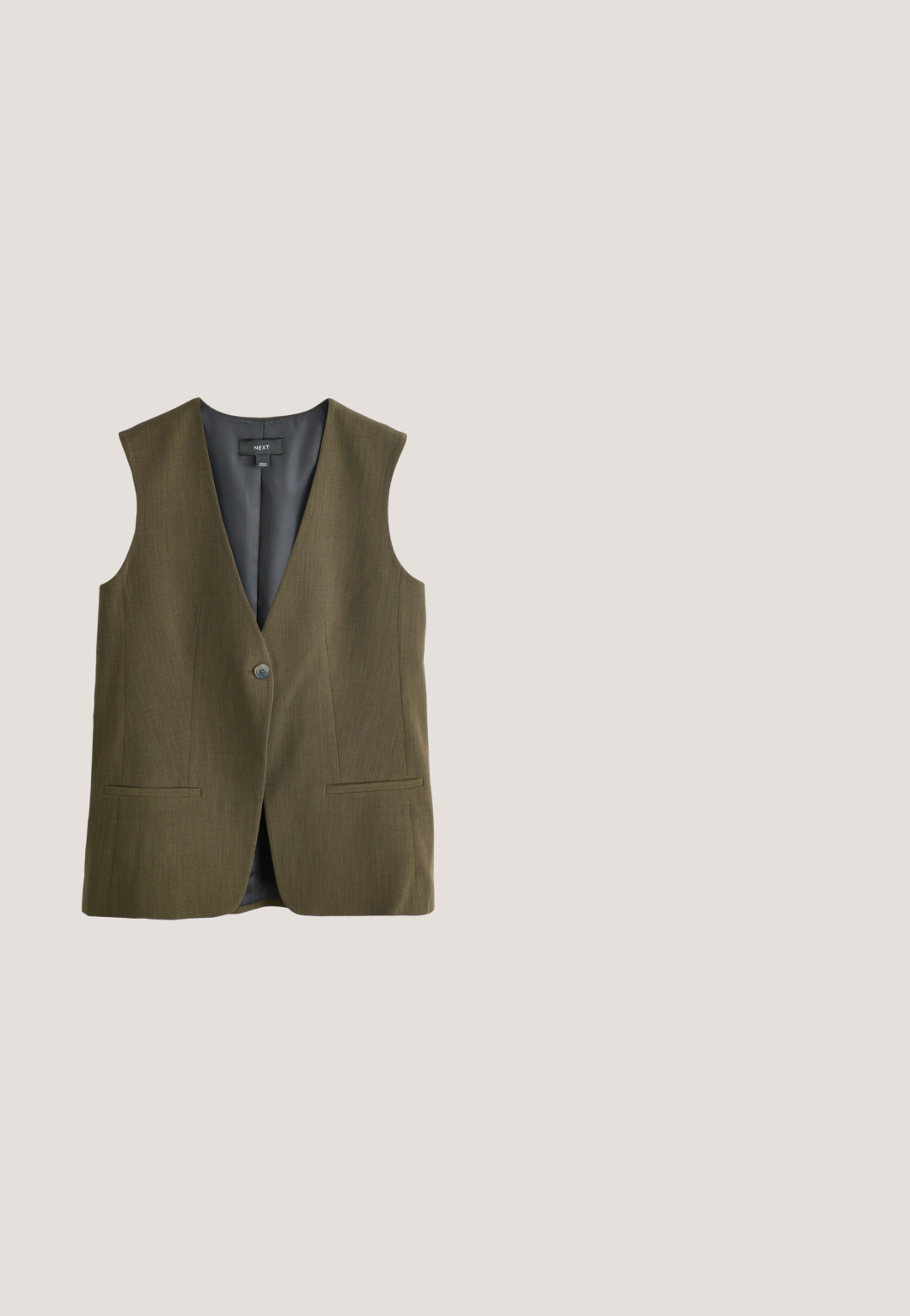 Ærmeløs olivengrøn skræddersyet vest med enkelt knaplukning, to forlommer med slidser og sort indvendigt for.; Mørkebrun strikket sweater med crew neck og korte ærmer, med ribkanter ved ærmer og bund, lagt fladt på en hvid baggrund.; Nærbillede af en olivengrøn tøjbånd med en sort knap og bæltestrop på en lys baggrund.; Brune ruskinds loafers med en syet mokkasintå, flad sort gummisål og en dekorativ toprem og detalje.; Brune ovale solbriller med tynd plastikramme og matchende brune tonede linser, vist på hvid baggrund.; Brun læder messenger taske med en tekstureret overflade, fold-over klap, skulderrem og diskrete syningsdetaljer.