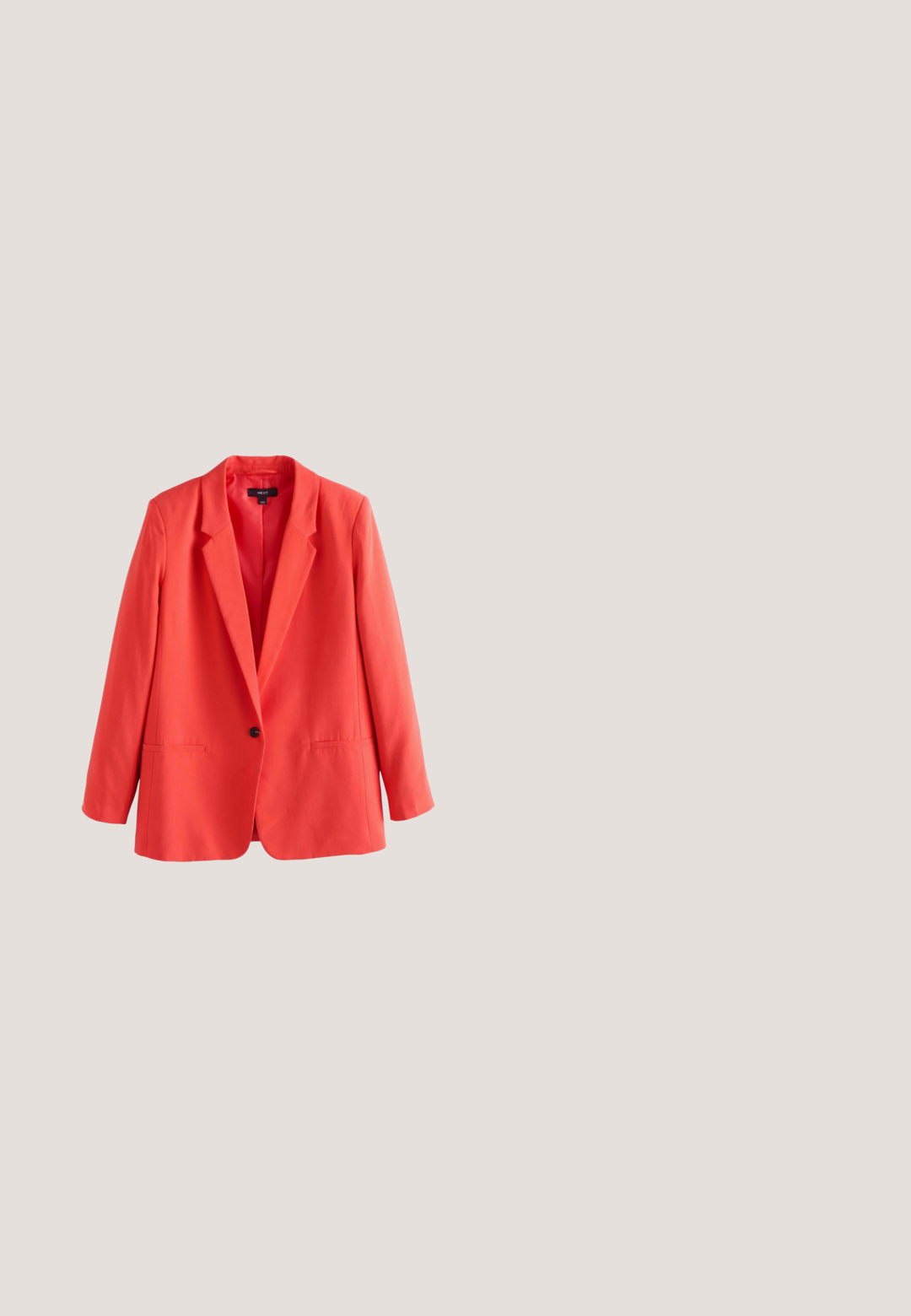 Blazer rouge vif à un seul bouton avec revers crantés et poches avant, présenté sur un fond blanc.; T-shirt à manches courtes en corail orange, fabriqué en tissu de coton lisse avec un léger stretch. Il présente un ourlet incurvé et des coutures soignées.; Short orange taille haute avec plis devant, poches latérales et une large ceinture en tissu lisse.; Sandale mule en daim orange avec deux brides ajustables à boucles et petits clous métalliques sur une semelle épaisse marron.; Lunettes de soleil en plastique dégradé rouge à ambre avec de grandes montures rectangulaires, des verres teintés marron et un détail distinctif sur les côtés.; Sac à main en cuir orange embossé crocodile avec un design structuré, une poignée supérieure, des éléments en doré et une fermeture à rabat ornée d'un fermoir décoratif.