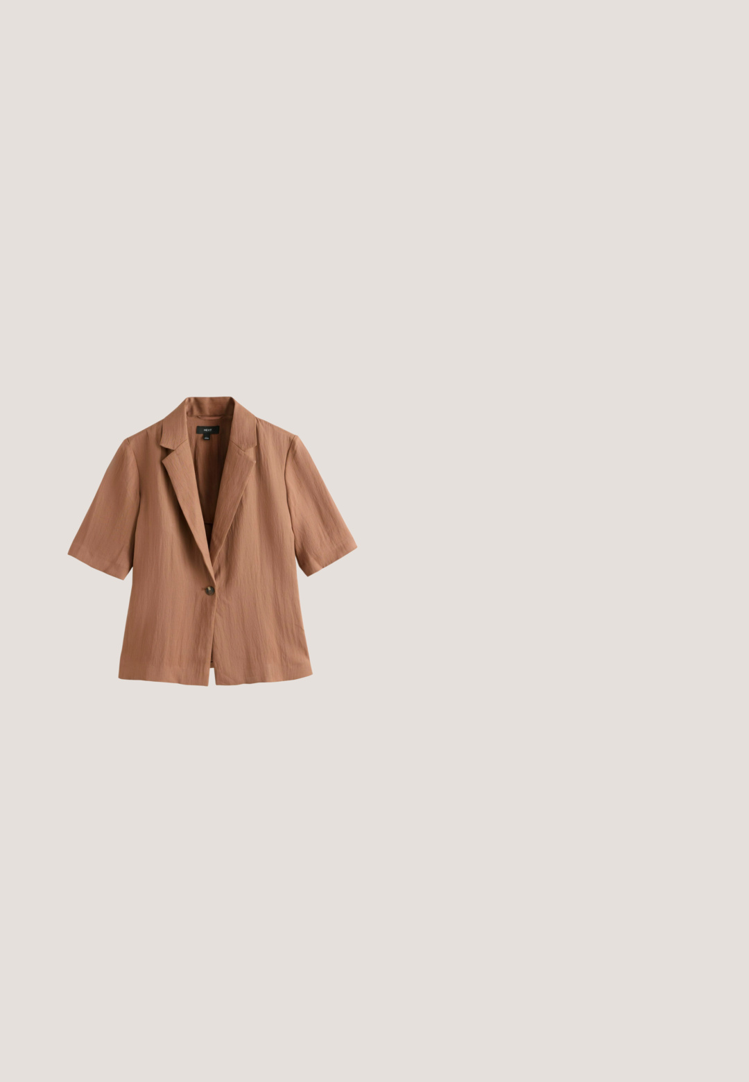 Blazer marrón de manga corta con cierre de un solo botón, solapas con muesca y tela ligeramente texturizada, mostrado sobre un fondo blanco.; Mono sin mangas de lino beige con perneras anchas, tirantes gruesos y dos grandes bolsillos frontales, presentado sobre un fondo blanco liso.; Sanda negra de ante con una tira ancha, hebilla en el tobillo y una suela de cuña estratificada que presenta texturas naturales y un patrón trenzado.; Gafas de sol de carey con lentes degradados y finos acentos de metal dorado. Presenta montura redondeada y patillas elegantes para un aspecto moderno.; Pequeño bolso bandolera rectangular beige tejido con ribete negro, cierre dorado y correa negra ajustable.; Pulsera elástica con cuentas pulidas redondas de ojo de tigre marrón y un pequeño charm dorado en forma de manopla.