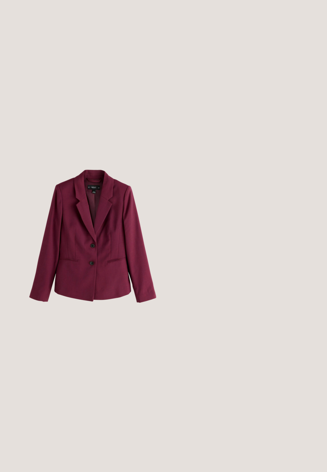 Dame burgunder blazer med hak-krave, to sorte forreste knapper, lange ærmer og to vandrette slidserlommer.; Kortærmet T-shirt med rund hals i dyb bourgogne, lavet af en glat bomuldsblanding med en afslappet pasform og enkle syningsdetaljer.; Mørkerøde, lige kjolebukser med sidelommer og bæltestropper, vist mod en hvid baggrund.; Brune læder ankelstøvle med spidse tæer, lille kittenhæl og en tynd rem med en lille guldbuckle rundt om anklen.; Stor vinrød lædertaske med lange skulderstropper og en lille gylden rektangulær lås øverst i midten.; Guld kædedyse med en central rød hjerteformet ædelsten, med små runde perler på hver side. Enkel design, glat tekstur.