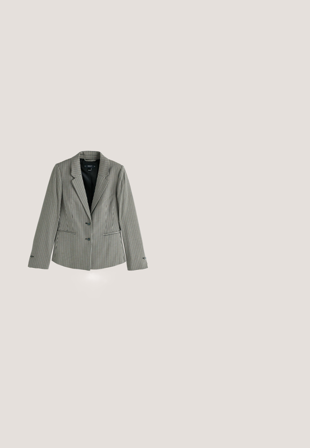 Blazer con estampado de pata de gallo en blanco y negro, con dos botones, solapas con muesca y dos bolsillos delanteros, exhibido sobre un fondo blanco.; Chaleco de punto en beige claro con escote en V y mangas cortas. Presenta un patrón de punto de cable y acentos de pompones en los laterales.; Blusa de marfil con mangas largas abullonadas, escote en V y cierre de botones en la parte frontal. Tejido suave, con un corte relajado y costuras de hombro fruncidas.; Falda midi plisada de color crema con rayas horizontales negras en la cintura y rayas verticales negras en el cuerpo de la falda.; Mocasines de cuero marrón con un panel frontal tejido texturizado, punta redonda y tacón bajo apilado. Acabado suave con un detalle de costura sutil.; Bolso de mano de cuero marrón oscuro con textura, cierre en tono dorado, dos asas y una correa de hombro desmontable sobre un fondo claro.