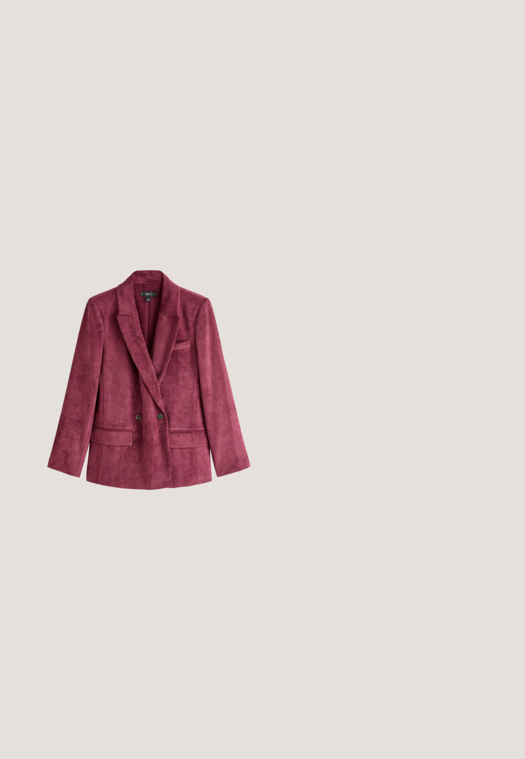 Langærmet dobbeltradet kordfløjlsblazer i mørk pink med notched revers og klaplomme.; Gennemsigtig lyserød bluse med blomsterlignende mønstre i rød og guld, rund krave, foran knaplukning, elastiske ærmer og lige kant.; Vero Moda Petite VMTESSA PANTS - Bukser - balsam green; Brune læder ankelstøvler med elastiske sidepaneler, struktureret sort sål og en kraftig hæl. Har en kæde bagpå for nem påtagning.; Firkantet tørklæde med grøn kant, med detaljerede illustrationer af solsikker, en ugle, blomster og skovdyr på en lys baggrund.; Farveblok-læderhåndtaske i orange, beige, bordeaux, grøn og lyserød med guldlås og dobbelt bordeaux stropper, en kort og en lang.