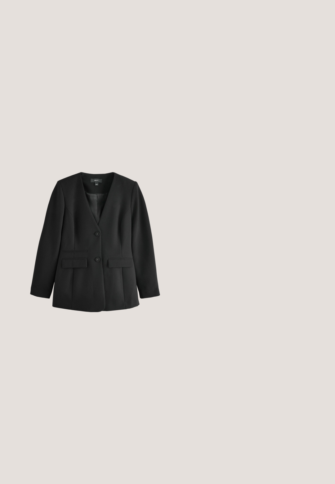 Zwarte damesblazer met twee knopen, V-hals, lange mouwen en twee klepzakken aan de voorkant, afgebeeld op een witte achtergrond.; Zwarte gebreide stof met een golvend patroon, met verhoogde weefsels en zachte vezels, die diepte en visuele interesse creëren.; Zwarte formele broek met riemlussen, voorzakken en een rechte pijp op een witte achtergrond.; Zwarte leren pump met een ronde neus, voorzien van een gouden gesp en een glanzende zwarte blokhak. Glad textuur met minimale details.; Zwarte rechthoekige handtas met dubbele handvatten, afneembare schouderriem en een goudkleurig "Lancaster"-logo in het midden aan de voorkant.; Gouden kettingarmband met een kleine zilveren accent in de vorm van een dumbbell, versierd met heldere stenen, een veilige sluiting en een logo-tag.