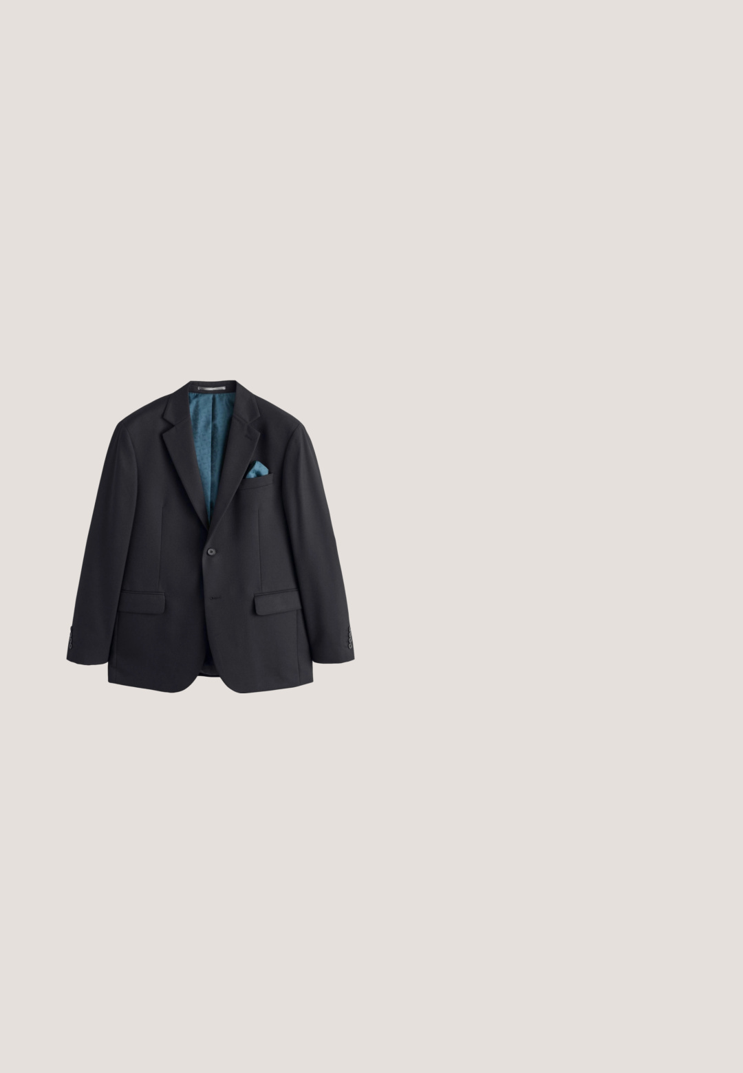 Sort enkelt-knaps blazer med haklapper, frontlommer med klap og turkis mønstret inderfor med matchende lommetørklæde.; Hvid langærmet skjorte med sort butterfly, sorte knapper og klassisk krave. Glat tekstur med struktureret pasform.; Sorte skræddersyede bukser med bæltestropper, frontknaplukning og sidelommer, vist fladt på hvid baggrund.; Sort læderloafer med sølv dekorativt hardware, en mokkasinstil overdel, detaljeret syning og en stakheel.; Sort satin butterflysløjfe med glat tekstur, centreret på en hvid skjorte med spidst krave og klare knapper.; Sort læderbælte med en sølvfarvet rektangulær spænde og flere justeringshuller, rullet sammen på en hvid baggrund.