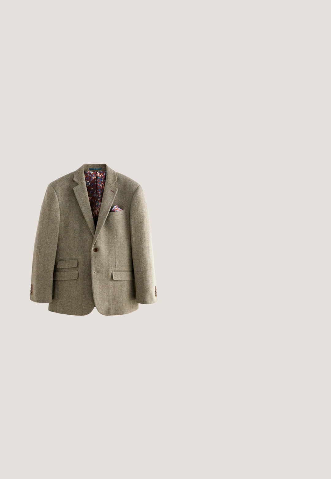 Lys brun tweed blazer med houndstooth-mønster, der har en mørk blomsterforing, notklapper og to frontlommer med knapdetaljer.; Cremefarvet kabelstrikket sweater med høj ribkant, prydet med et struktureret mønster samt ribbede manchetter og kant. Blødt uldblend materiale.; Hvid langærmet skjorte med knapper og en blå kravekant, der har en klassisk pasform og diskret broderi på brystet.; Brune herre bukser med diskret ternet mønster, knaplukning, sidelommer og bæltestropper, lagt fladt på hvid baggrund.; Brun læder herre wingtip oxford sko med brogue-detaljer og stablet træsål, vist i sideprofil på hvid baggrund.; Brun læder messenger taske med fladt top, dobbelte spænder og en aftagelig rem, der har en glat tekstur og robuste hardware detaljer.