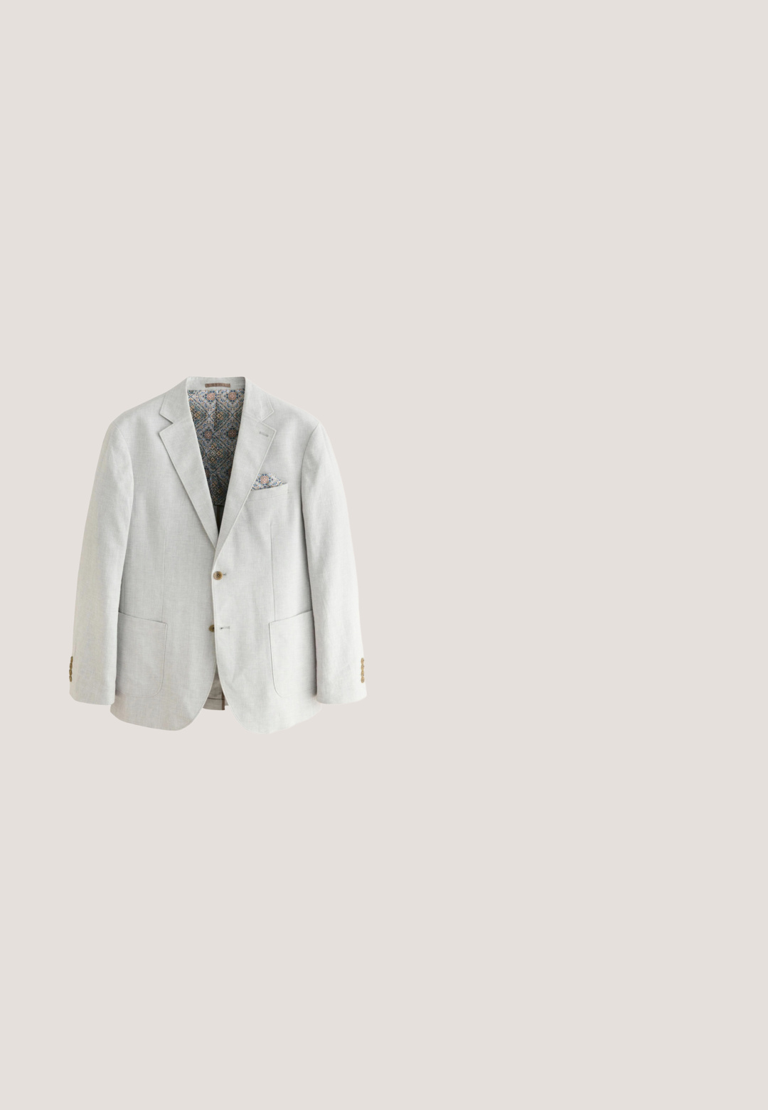 Blazer de lino gris claro con un acabado texturizado. Presenta un forro azul con un patrón y un pañuelo a juego en el bolsillo. Dos bolsillos frontales y cierre de botones.; Cárdigan de punto gris con botones, con patrones variados en rojo, verde y dorado. Presenta botones marrones y una suave tela de lana texturizada.; Camisa de manga corta con base crema y patrones florales negros. Hecha de un tejido ligero, tiene un cierre de botones en la parte delantera y un bolsillo en el pecho.; Pantalones de vestir grises para hombre con textura, pinzas delanteras, bolsillos laterales, cintura con botones y corte recto.; Zapato brogue de piel marrón oscuro con puntera alada, perforaciones decorativas, cierre con cordones y suela de madera con tacón estratificado.; Bolso mensajero de cuero marrón desgastado con asa superior y correa de hombro ajustable de tela oscura, con costuras mínimas y cierre de solapa.