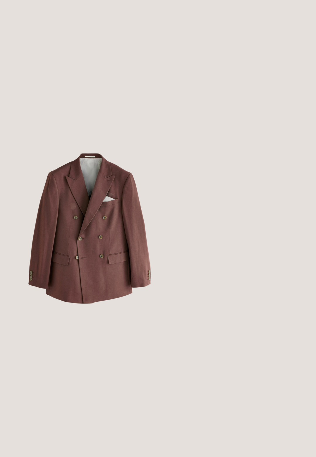 Dobbeltbrystet blazer i dyb bourgognefabric. Har nedskårne revers, to sidelommer og dekorative knapdetaljer på ærmerne.; Langærmet skjorte i dyb bourgogne, lavet af bomuldsblanding. Har klassisk krave, frontknaplukning og en subtil glans.; Brune skræddersyede bukser med flad front, enkelt plisseret design og sidelommer. Lavet af et glat tekstureret stof.; Next REGULAR FIT - CONTRAST STITCH PENNY - Business loafers - tan brown; Guld kæde halskæde med to vedhæng: et sort oktagonalt og et lille gyldent buet vedhæng, mod en ensartet hvid baggrund.; Brun læderbælte med en poleret sølvspænde, der har en glat overflade og præcise syninger, designet til holdbarhed og stil.
