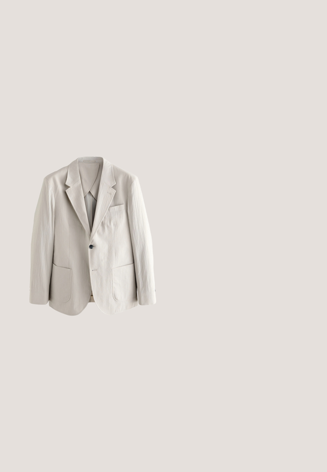 Blazer beige claro para hombre con tela texturizada, solapas con muesca, un botón negro y bolsillos parcheados al frente.; Suéter blanco de punto grueso con mangas largas, cuello redondo y puños acanalados que presentan rayas gris oscuro en los bordes.; Camisa de manga larga beige hecha de tela texturizada, con un cuello clásico, cierre de botones y un corte relajado.; Chinos de color amarillo claro con una textura suave, que cuentan con dos bolsillos laterales, un cierre delantero con botón y un diseño de pierna ajustada.; Mocasín de piel marrón oscuro para hombre con detalles cosidos y suela de goma, mostrado de lado sobre un fondo liso.; Cinturón de cuero marrón con hebilla de metal plateado. Presenta un diseño rectangular, un lazo de cuero con un logo y múltiples agujeros para el cinturón.