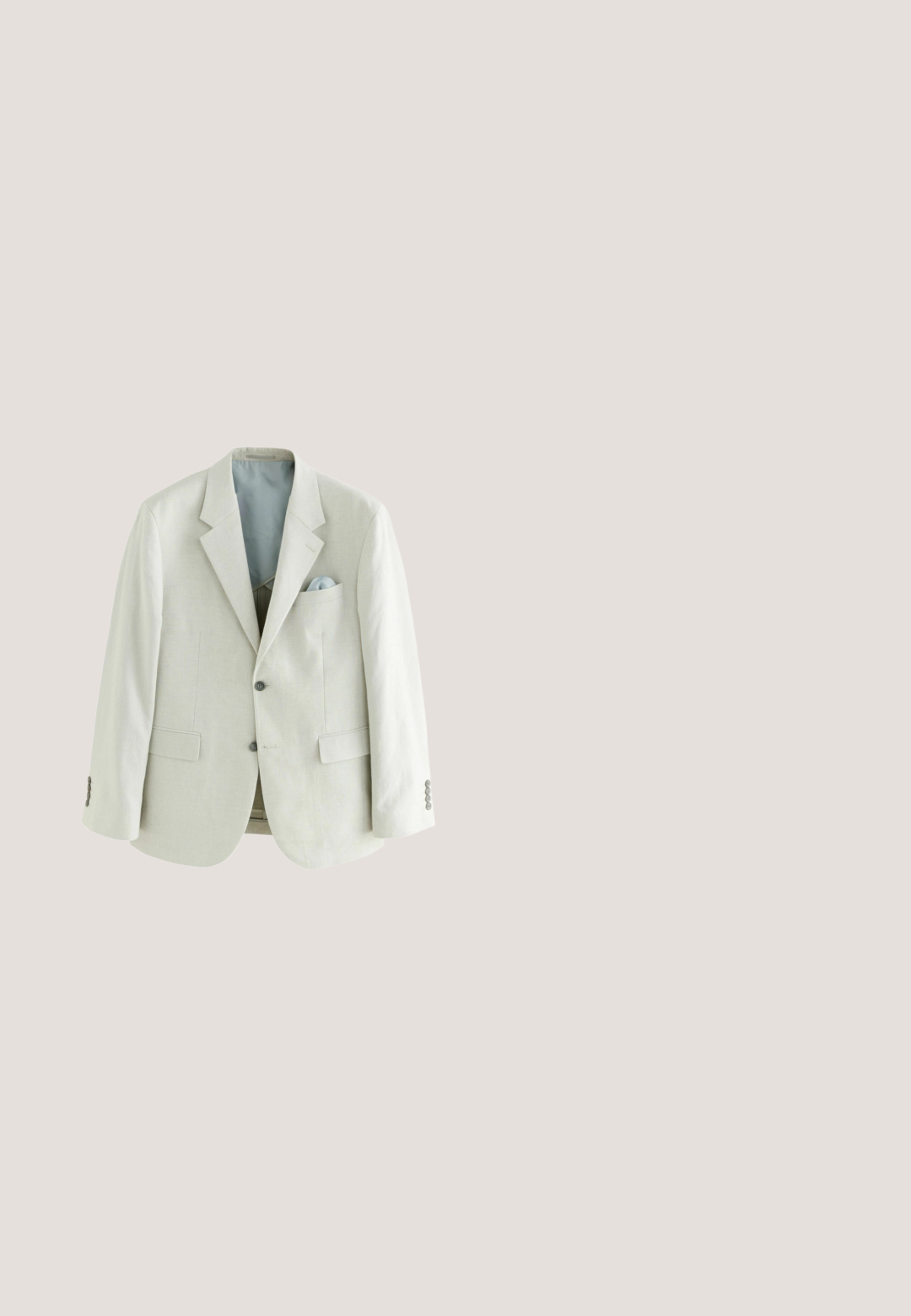 Lichtbeige herenblazer met twee knopen, notched revers, voorzakken met klep en een lichtblauw pochet in de borstzak.; Wit overhemd met lange mouwen, spitse kraag en manchetten met knopen, sluiting met knopen aan de voorkant, weergegeven op een effen witte achtergrond.; Broek gemaakt van gestructureerde, lichtgroene stof met een rechte pasvorm, voorzakken en een knoopsluiting bij de taille.; Donkerbruine leren loafers met een ronde neus, verhoogde stiksels en een lichte hak. Gladde textuur en klassiek ontwerp.; Bruine leren aktetas met dubbele bovengrepen, opbergruimte met rits aan de voorkant en accenten van zilverhardware. Slank ontwerp met een gladde textuur.; Bruine leren riem met rechthoekige messing gespsluiting, opgerold en plat gelegd tegen een witte achtergrond.