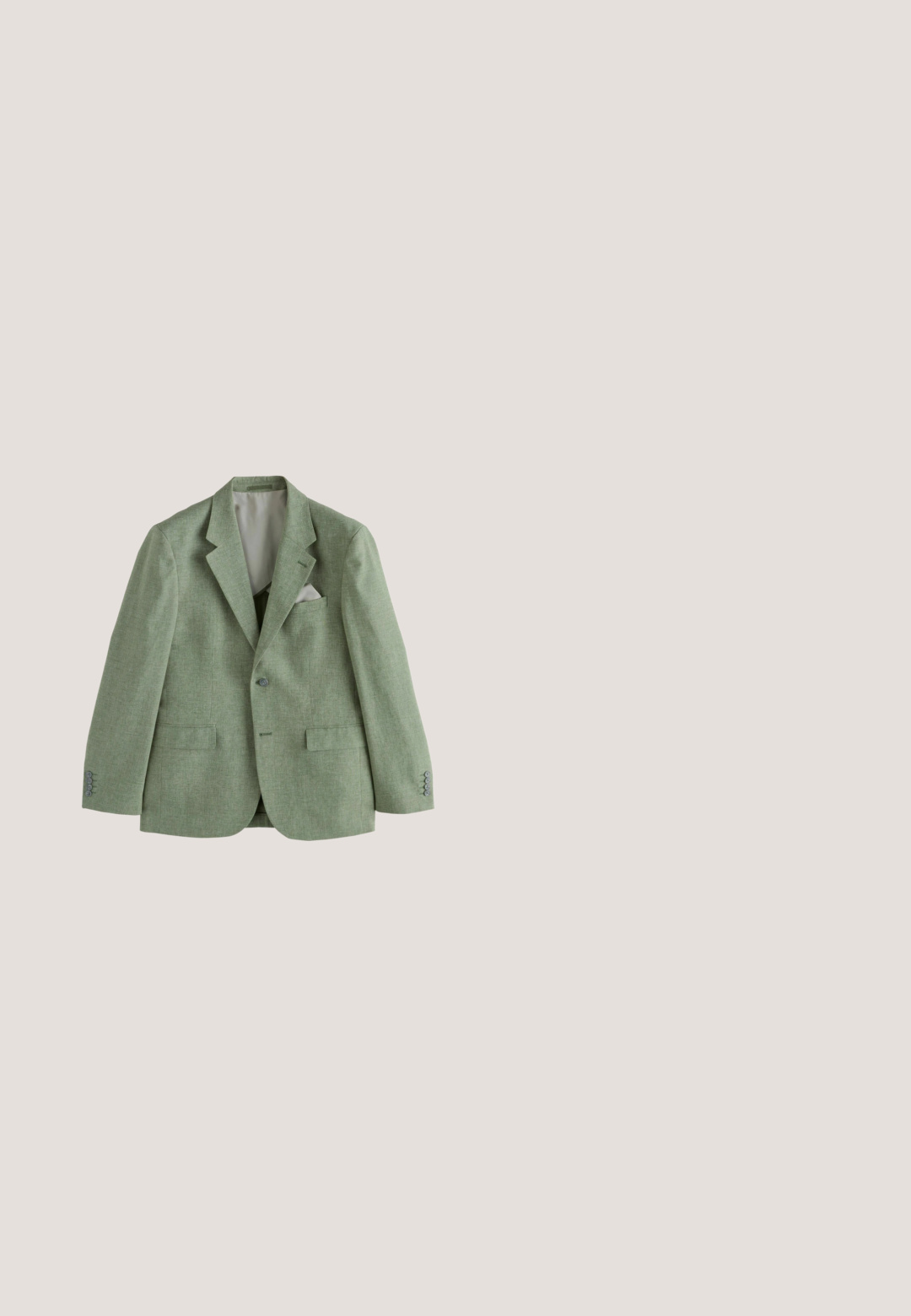 Lys grøn blazer med tekstureret stof, skrå lapeller og en grå satinforing med subtile mønstre. Detaljeret syning og knap.; Kortærmet polo i olivengrøn med en blød krave og åben V-udskæring mod en hvid baggrund.; Lysegrønne bukser i et struktureret stof med sidelommer, knaplukning og et lige snit.; Grønne slip-on sandaler med to justerbare stropper, en korksål og en gummisål. Har sølvspænder og et tekstureret overmateriale.; Grønne rektangulære solbriller med mørke linser, letvægts plastisk ramme og metalaccenter på styrene. Enkel og moderne design.; Stor olivengrøn rejsetaske med sorte håndtag, en lynlåslomme foran og en justerbar skulderrem, der er klikket fast på den ene side.