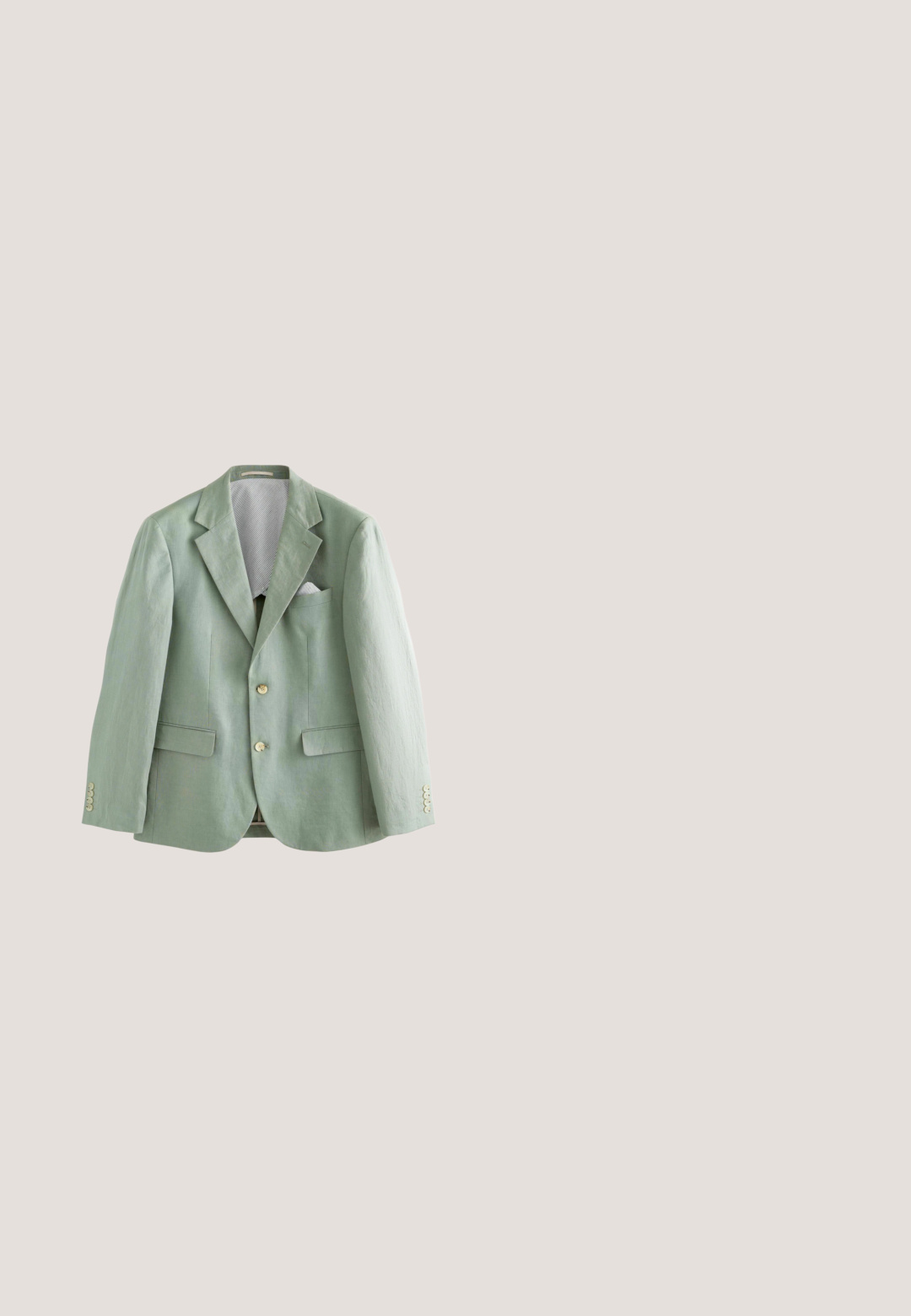 Lys grøn linned blazer med slagkraver, to frontlommer og tre knaplukninger. Har en stribet foring og en brystlomme.; Beige kortærmet skjorte med krave, der har lodrette striber, knaplukning og en afslappet pasform. Glat tekstur.; Lysebeige afslappede bukser med elastisk talje og snøre foran, med sidelommer og lige ben.; Brun vævet læderloafer med en rem tværs over toppen og en lav sort hæl, vist fra siden på en hvid baggrund.; Marineblåt tørklæde med hvide og lyseblå vandrette striber, med en lille "Polo by Ralph Lauren" label i det ene hjørne.; Grå elastiske seler med et chevron-mønster, udstyret med metalclips og en sort lædercentermateriale.