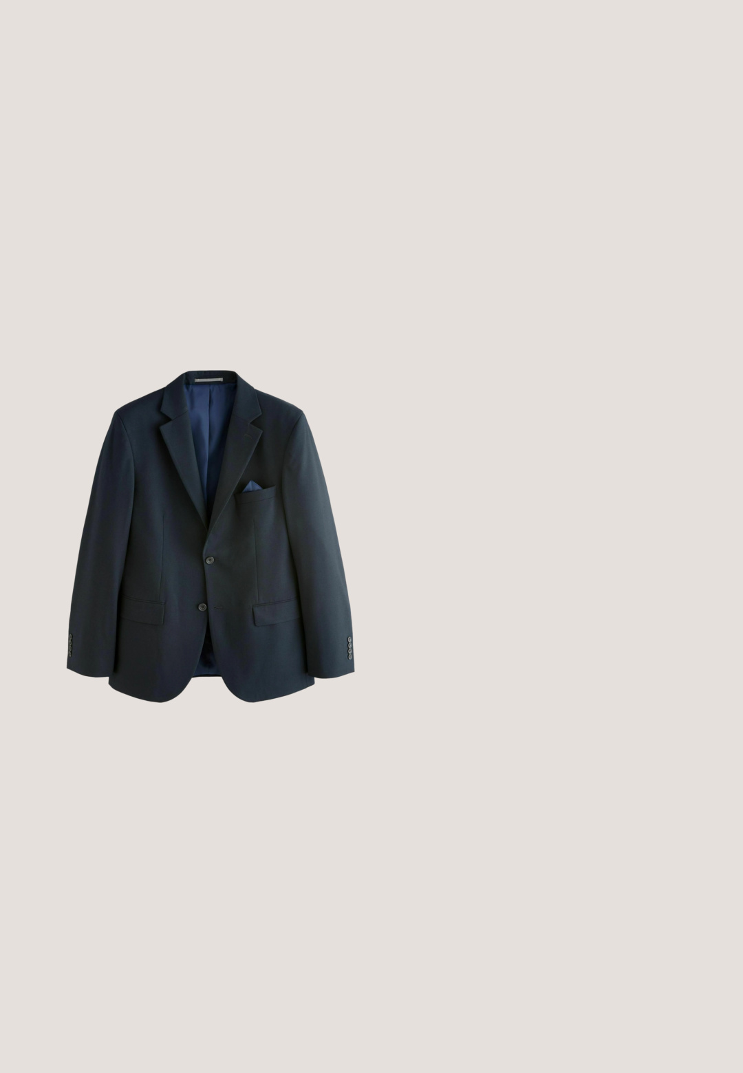 Donker marineblauw herenblazer met twee knopen voor, notch-revers, voorzakken en een bijpassend pochet op een witte achtergrond.; Marineblauw shirt met lange mouwen, een puntige kraag, een voorzijde met knopen en blauwe knoopaccenten. Glad materiaal, standaard pasvorm en geen zichtbare patronen.; Marineblauwe, op maat gemaakte broek van een soepele stof. Voorzien van een knoopsluiting, zijzakken en een recht model.; Zwarte suède instappers met een strak ontwerp, puntige neus en een intrigerende decoratieve accenten bij de kraag. Platte zool.; Zwarte leren clutch met een gestructureerd oppervlak, rechthoekige vorm en een polsband. Bevat een logo plaat en een kleine driekleurige accent.; Zwarte leren riem met een slanke zilverkleurige gesp gegraveerd met het woord BOSS, opgerold getoond op een effen witte achtergrond.