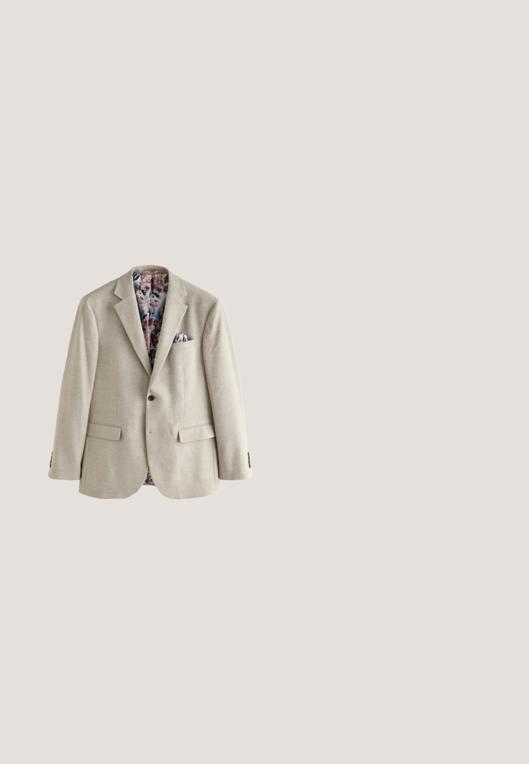 Beiger Ein-Knopf-Blazer mit Kerbkragen, Pattentaschen und floral gemusterter Innenfütterung und Einstecktuch.; Beiger Langarmpullover mit Rundhalsausschnitt, gerippten Bündchen und Saum, flach auf weißem Hintergrund dargestellt.; Hellbeige maßgeschneiderte Hose mit Knopfverschluss, Gürtelschlaufen, Seitentaschen und gekrempelten Säumen.; Dunkelbraune Lederloafers mit abgerundeter Spitze, erhobenem Steppdetail und leichtem Absatz. Glatte Textur und klassisches Design.; Runde schwarze Uhr mit einem Mesh-Metallband und minimalistischer Gestaltung. Verfügt über ein dunkelgraues Zifferblatt mit silbernen Stundenmarkierungen und -zeigern. Inklusive Ziffernblatt.; Brauner Ledergürtel mit glatter Textur, rechteckiger silberfarbener Metallschnalle und mehreren Lochungen zur Verstellbarkeit.