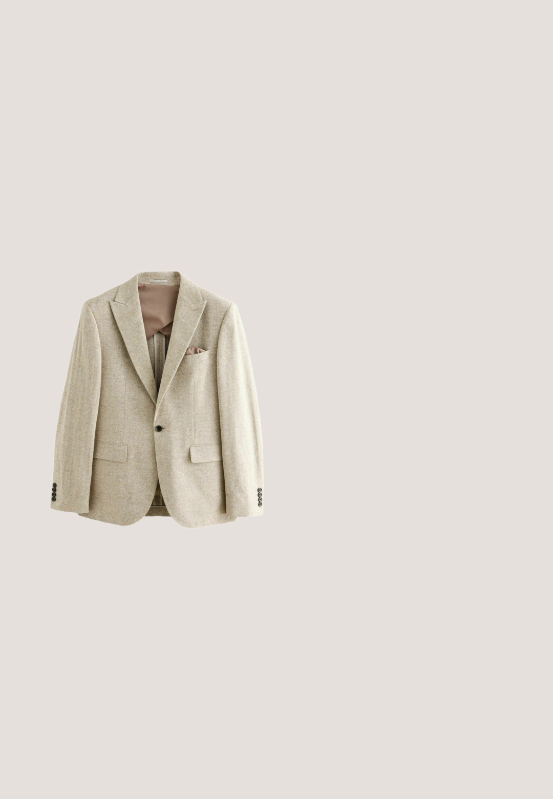 Blazer beige texturé avec un col cranté et une doublure lisse de couleur brun clair. Présente une fermeture éclair et un motif subtil à l'intérieur.; Pull à col roulé beige côtelé avec des manches longues, fabriqué en matériau tricoté doux. Il présente un col ajusté et un ourlet.; T-shirt marron à manches courtes avec col rond, portant le texte « ROYAL DENIM DIVISION » centré sur la poitrine.; Pantalon en velours côtelé marron avec texture à côtes verticales, coupe droite, fermeture à bouton et passants de ceinture. Tissu lisse avec une finition douce.; Bottines Chelsea en daim marron avec des panneaux latéraux en élastiquem et une semelle en caoutchouc lisse couleur tan, associées à un pantalon gris clair sur une surface texturée.; Sac bandoulière marron à motifs avec un logo triangulaire, une sangle noire et marron, et une fermeture éclair. Présente un design géométrique sur le tissu.