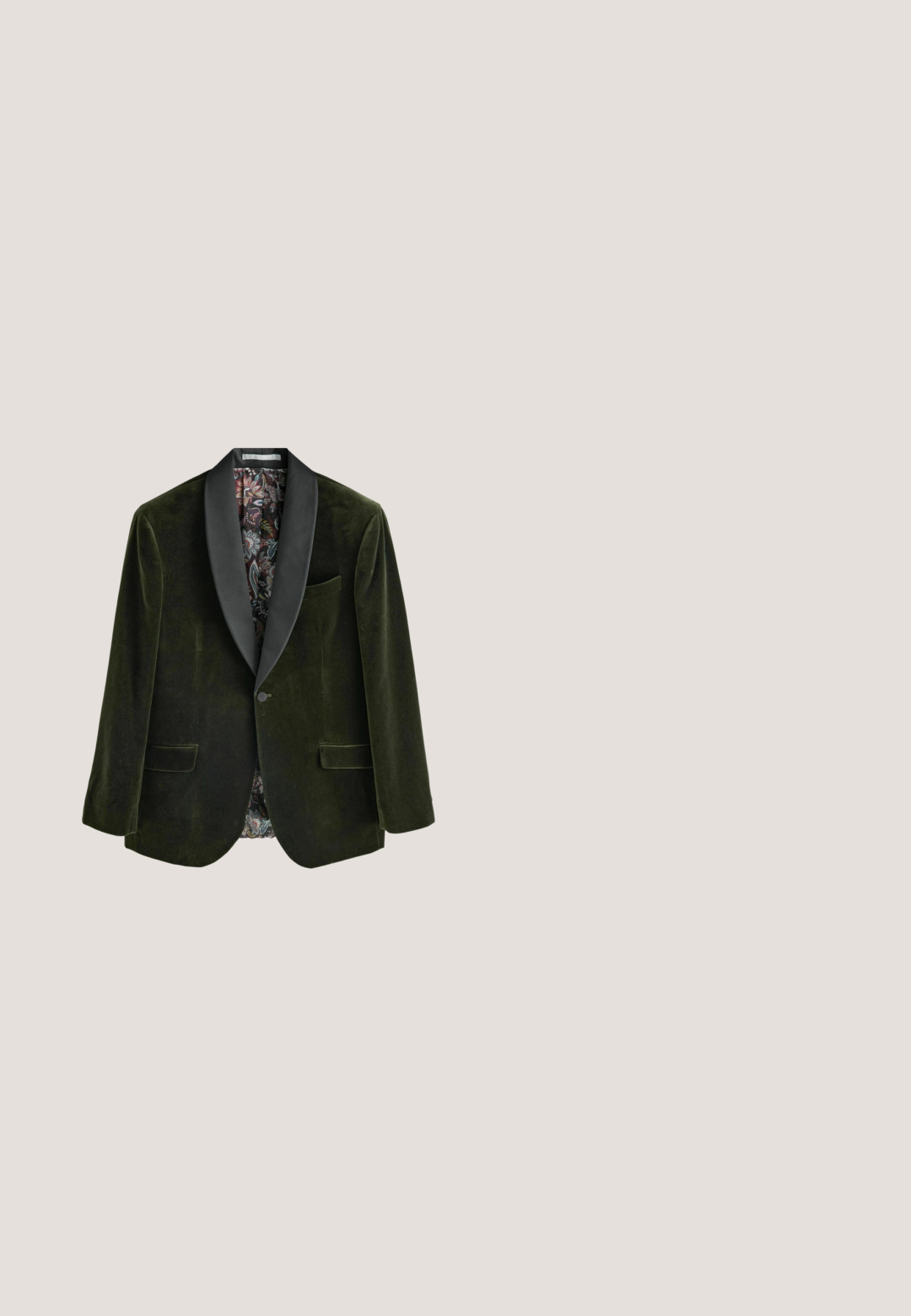 Mørkegrøn fløjl blazer med satinsorte revers, enkeltknap lukning og to forlommer. Indvendigt har den et mønstret foder.; Strikket sweater i olivengrøn med hvide og blå abstrakte prikker. Har rund halsudskæring samt ribstrikkede manchetter og kant. Blødt, tekstureret stof.; Langærmet skjorte med knapper og abstrakt naturinspireret print i pastelblå, grønne, lilla, orange og beige nuancer.; Brune herre bukser med diskret ternet mønster, knaplukning, sidelommer og bæltestropper, lagt fladt på hvid baggrund.; Herre brun læder brogue sko med wingtip-design, perforerede detaljer, sorte snørebånd og flad hæl på hvid baggrund.; Skarf med paisley-mønster, der har en blanding af brune, blå og beige farver. Kanterne er afsluttet med en solid blå kant. Fremstillet af blødt stof.