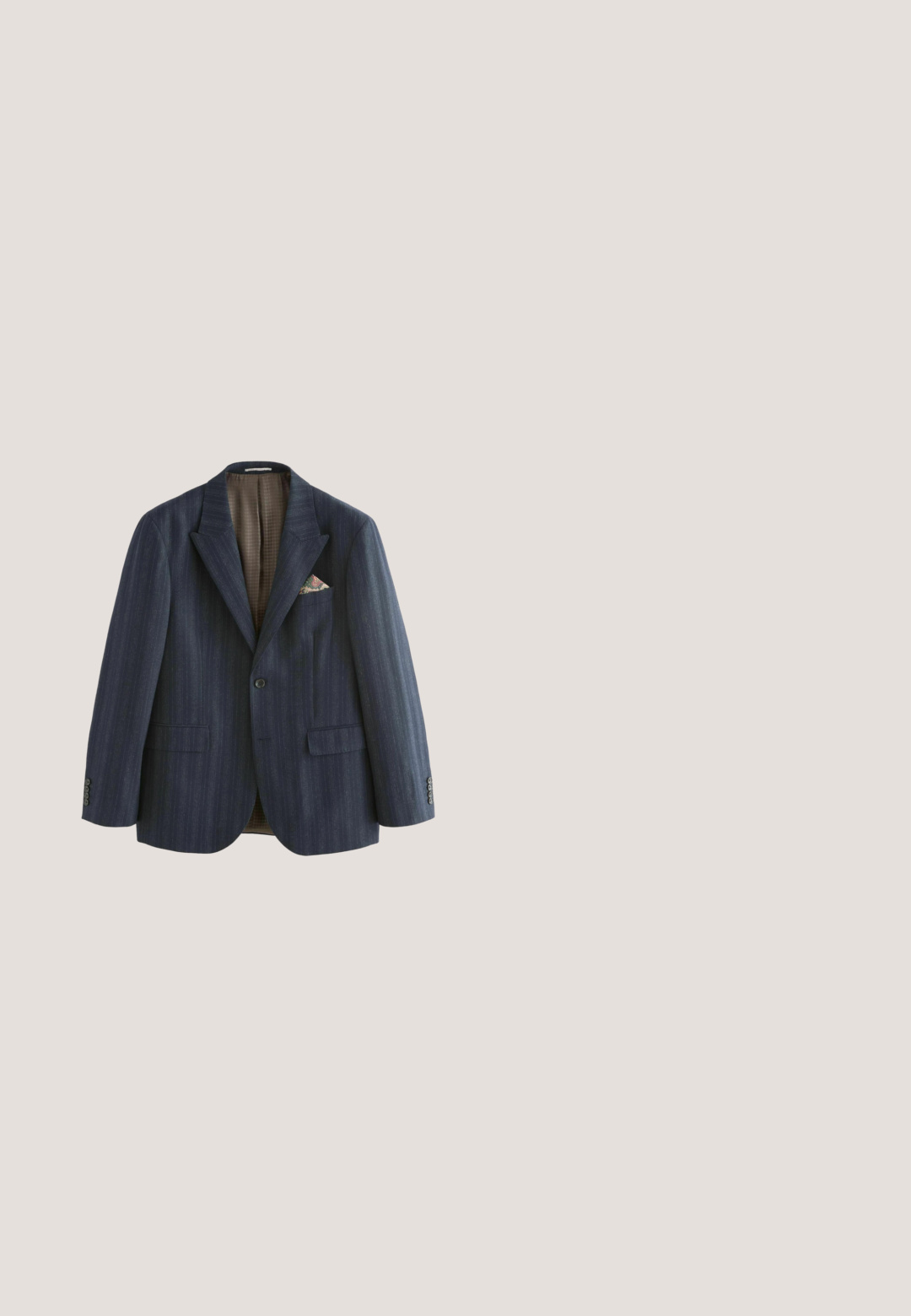 Blazer rayé bleu marine avec un revers cranté, deux poches avant et un mouchoir de poche à motifs. Intérieur doublé avec un motif à carreaux subtil.; Pull beige à manches longues, col rond, en tissu tricoté doux avec poignets et ourlet côtelés.; Pantalons ajustés vert olive avec une texture lisse, coupe droite, bouton avant unique et poches latérales pour la fonctionnalité.; Mocassin homme en cuir marron avec bride penny, talon bas et finition lisse, présenté de profil sur fond blanc.; Mouchoir marron et bleu avec des motifs circulaires et une bordure pointillée, plié, marqué "Boggi Milano" dans un coin.; Ceinture en cuir marron à texture lisse, avec une boucle rectangulaire en argent et des détails de bord cousus.