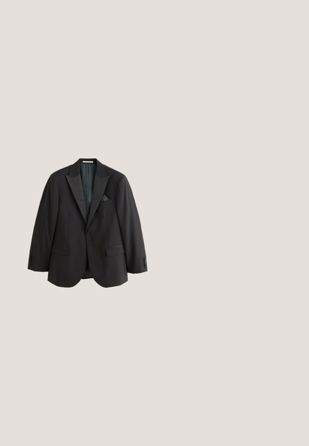 Veste de smoking noire à un bouton avec revers en pointe satinés, poches avant à rabat et un mouchoir assorti sur fond blanc.; Chemise blanche à manches longues avec des boutons noirs et un nœud papillon noir. Présente un contour de col noir et un design d'ourlet arrondi.; Pantalon noir taille haute plissé avec passants de ceinture, fermeture par bouton et jambes fuselées présenté sur fond blanc.; Chaussure habillée pour homme en cuir verni noir avec fermeture à lacets et petit talon empilé, vue de côté sur fond blanc.; Noeud papillon beige clair en tissu texturé avec un motif rayé subtil. Clips en métal argenté de chaque côté pour la fixation.; Paire de boutons de manchette rectangulaires argentés avec des incrustations en émail noir et des fermetures à barre pivotante sur un fond blanc.