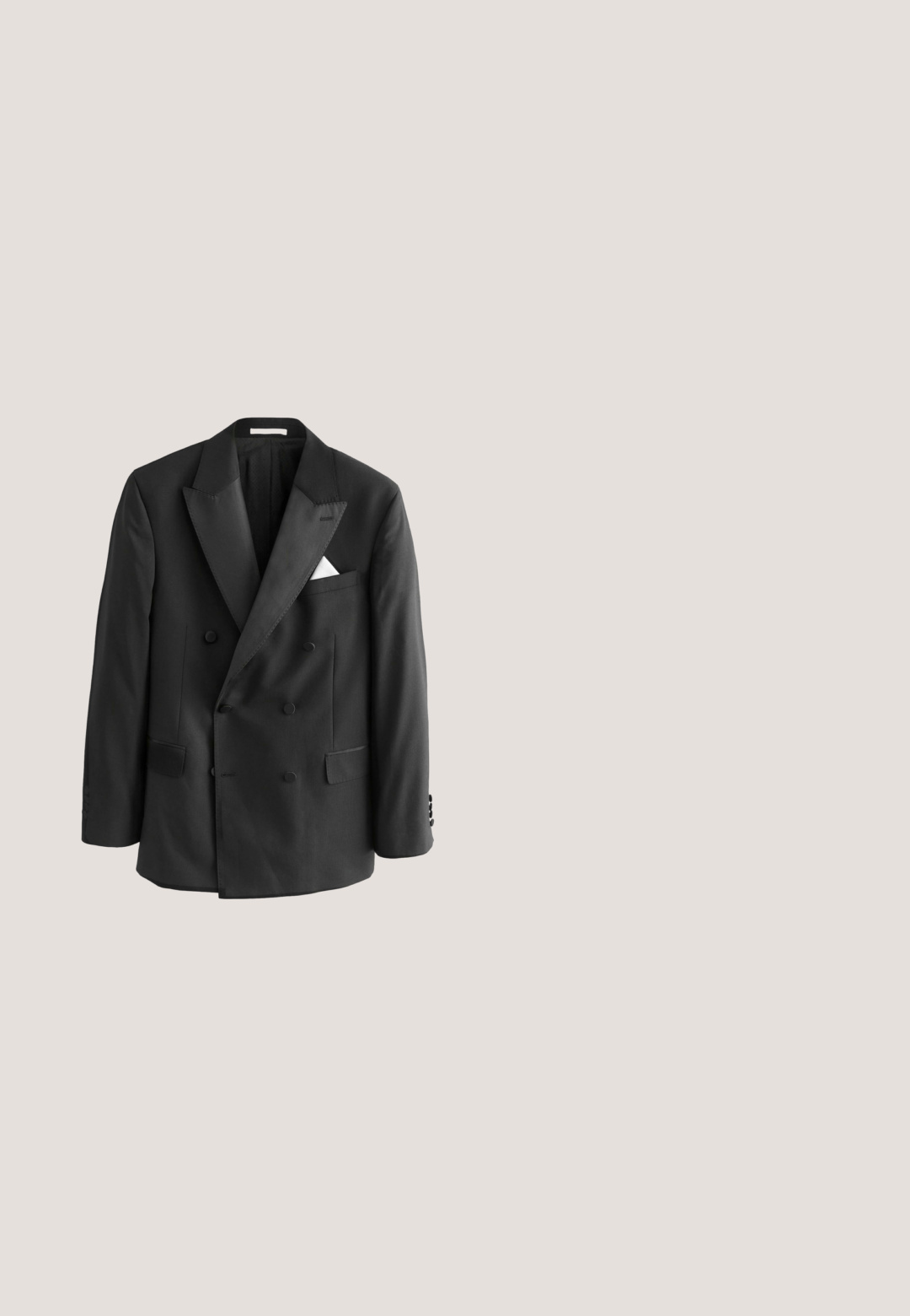 Sort dobbeltradet blazer med satin peak revers, fire knapper på hver side og to forlommer med klap, vist på hvid baggrund.; Hvid langærmet skjorte med sort butterfly, sorte knapper og klassisk krave. Glat tekstur med struktureret pasform.; Sorte skræddersyede bukser med lige ben, som har knaplukning og bæltestropper. Fremstillet i glat stof uden synlige mønstre.; Sort herresko i laklæder med dobbelt monk-strap spænder og lav hæl, vist i profil mod hvid baggrund.; Sorte satin butterfly slipse med en klassisk form, der har en glat overflade og en central knude, fastgjort til et stofbånd.; Sort læderbælte med en glat tekstur og en rektangulær metalspænde, der har et enkelt design uden synlige mønstre eller accenter.