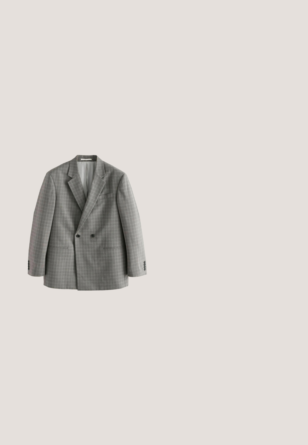 Blazer gris croisé avec un motif à carreaux subtil, revers crantés, deux boutons devant, poignets à trois boutons et poches passepoilées sur fond blanc.; Chemise blanche à manches longues en coton, dotée d'un col classique, de boutons sur le devant et d'une finition droite avec des poignets.; Pantalons gris ajustés avec une texture lisse, une coupe droite et un détail de poche avant discret. La ceinture est soigneusement finie.; Paire de chaussures formelles en cuir noir à lacets exposée sur une surface claire avec un fond beige uni.; Montre en acier inoxydable argenté avec un cadran texturé blanc, un bracelet en cuir noir et un sous-cadran bleu. Comprend des marqueurs et des aiguilles pour les heures et les minutes.; Ceinture en cuir noir à texture lisse avec une boucle rectangulaire en métal, présentant un design simple sans motifs ni accents visibles.