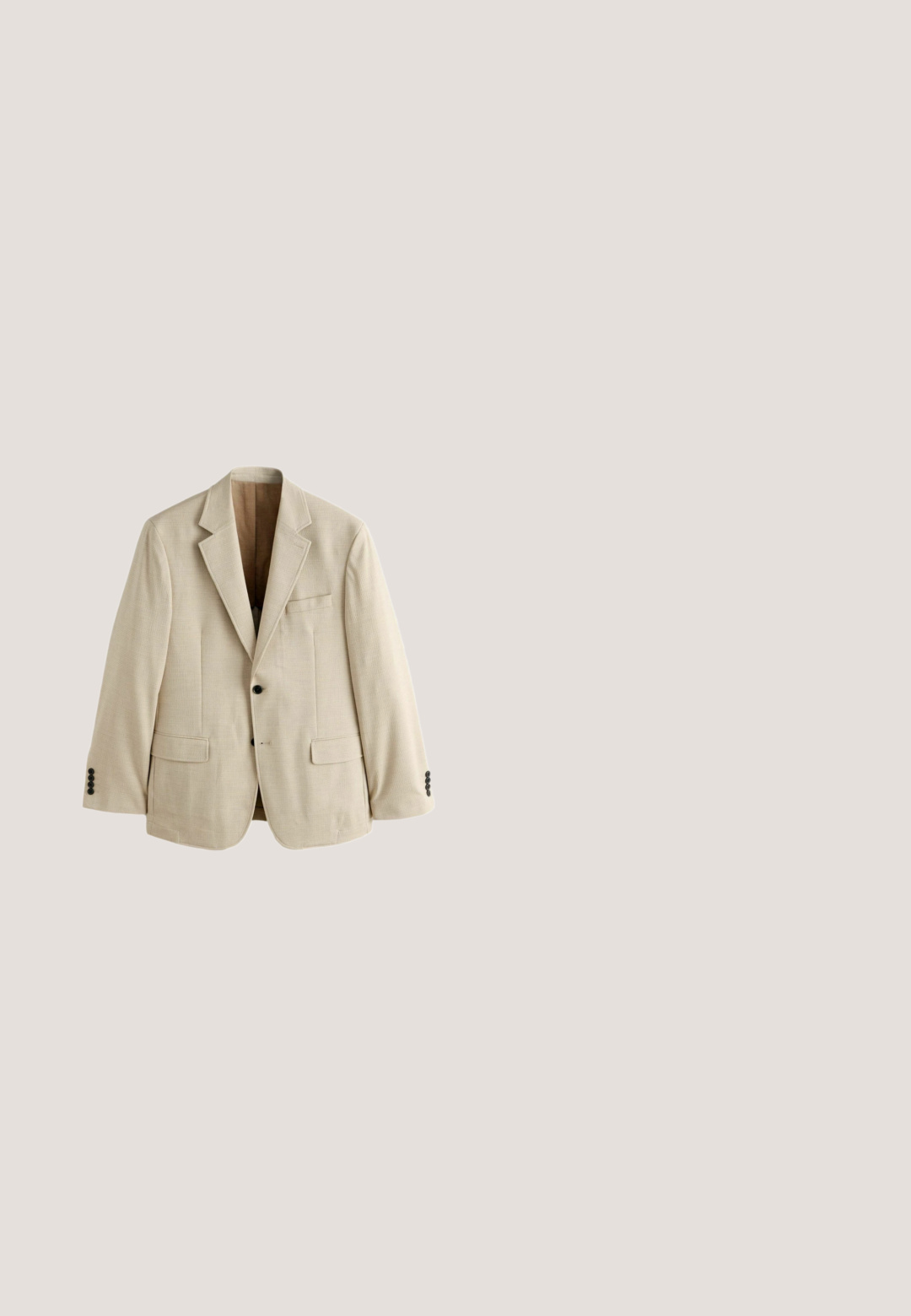 Beige herreblazer med hakrevers, to forlommer med klapper, en brystlomme og to sorte knapper på hvert manchet.; Chunky strik creme sweater med et kabelmønster, rund halsudskæring, faldende skuldre og ribbede mansjetter og kant. Teksturdetalje i stoffet hele vejen igennem.; Kortærmet hvid skjorte, blød tekstur, knapfront, spredt krave, enkelt brystlomme, afslappet boksdesign. Ensfarvet uden mønstre.; Grå bomuldsbukser med slim fit, forlommer og knaplukning. Glat tekstur med et klassisk design, velegnet til afslappet brug.; Kremfarvet slip-on loafer med tyk beige sål og syninger på overdelen, neutral minimalistisk design.; Marineblåt tørklæde med hvide og lyseblå vandrette striber, med en lille "Polo by Ralph Lauren" label i det ene hjørne.