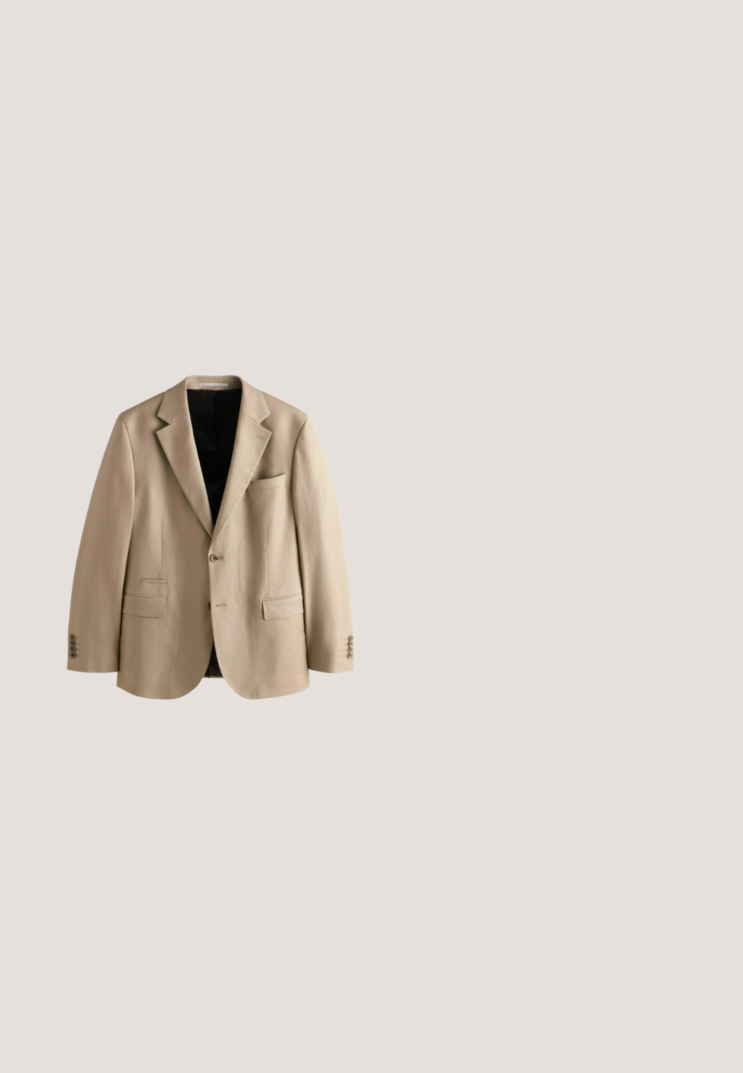 Blazer beige de un solo pecho con solapas de muesca, dos botones, tres bolsillos delanteros y cuatro botones en cada puño, abierto para mostrar el forro negro.; Jersey de punto beige liso con cuello redondo, mangas largas y puños y bajo acanalados.; Pantalones beige de pierna recta con trabillas, cremallera frontal y pliegues prensados, mostrados sobre un fondo blanco liso.; Zapatilla blanca de piel de caña baja con cordones blancos y suela de goma texturizada, mostrada de lado sobre un fondo liso.; Bolsa de lona en color blanco roto, con asas cortas y el texto impreso "LES DEUX" en letras negras en negrita. Diseño duradero y sencillo.; Cinturón de ante marrón con una textura suave, con hebilla de metal plateado y respaldo de cuero, diseñado con un estilo clásico y minimalista.