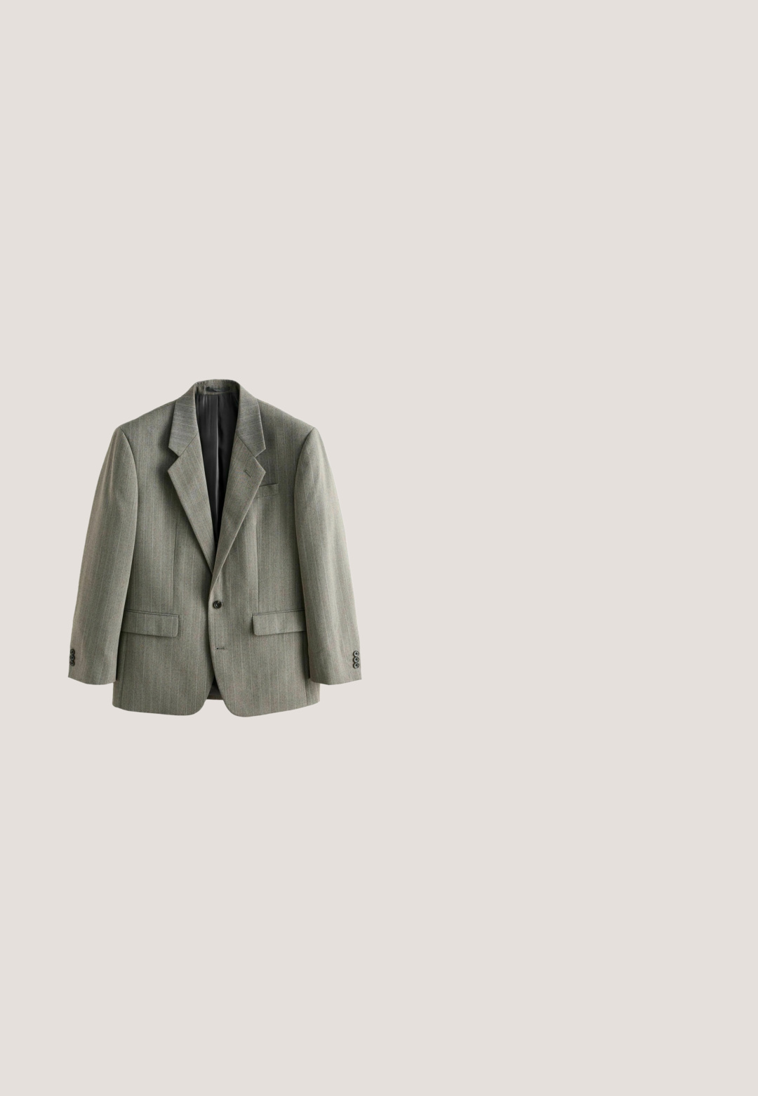 Grå tøjstribet herreblazer med enkelt knap, med notch revers, klaplommer og sort for, vist mod hvid baggrund.; Grå hættetrøje med lynlås, ribbet tekstur, lange ærmer, justerbare snore og en afslappet pasform. Blødt stof med hætte.; Lys beige polo skjorte med klassisk krave, tre-knaps lukning og korte ærmer. Lavet af blødt, glat stof. Enkel design uden mønstre.; Grå plisserede bukser lavet af tekstureret stof med to sidelommer og en talje med knaplukning. Bukserne har lige ben.; Beige lavt snøresko med snørelukning foran, brun hældetalje, tyk hvid sål og diskret præget mærkebrand på siden og hælen.; Sort flettet læderbælte med sølvfarvet rektangulært spænde, snoet på en hvid baggrund.